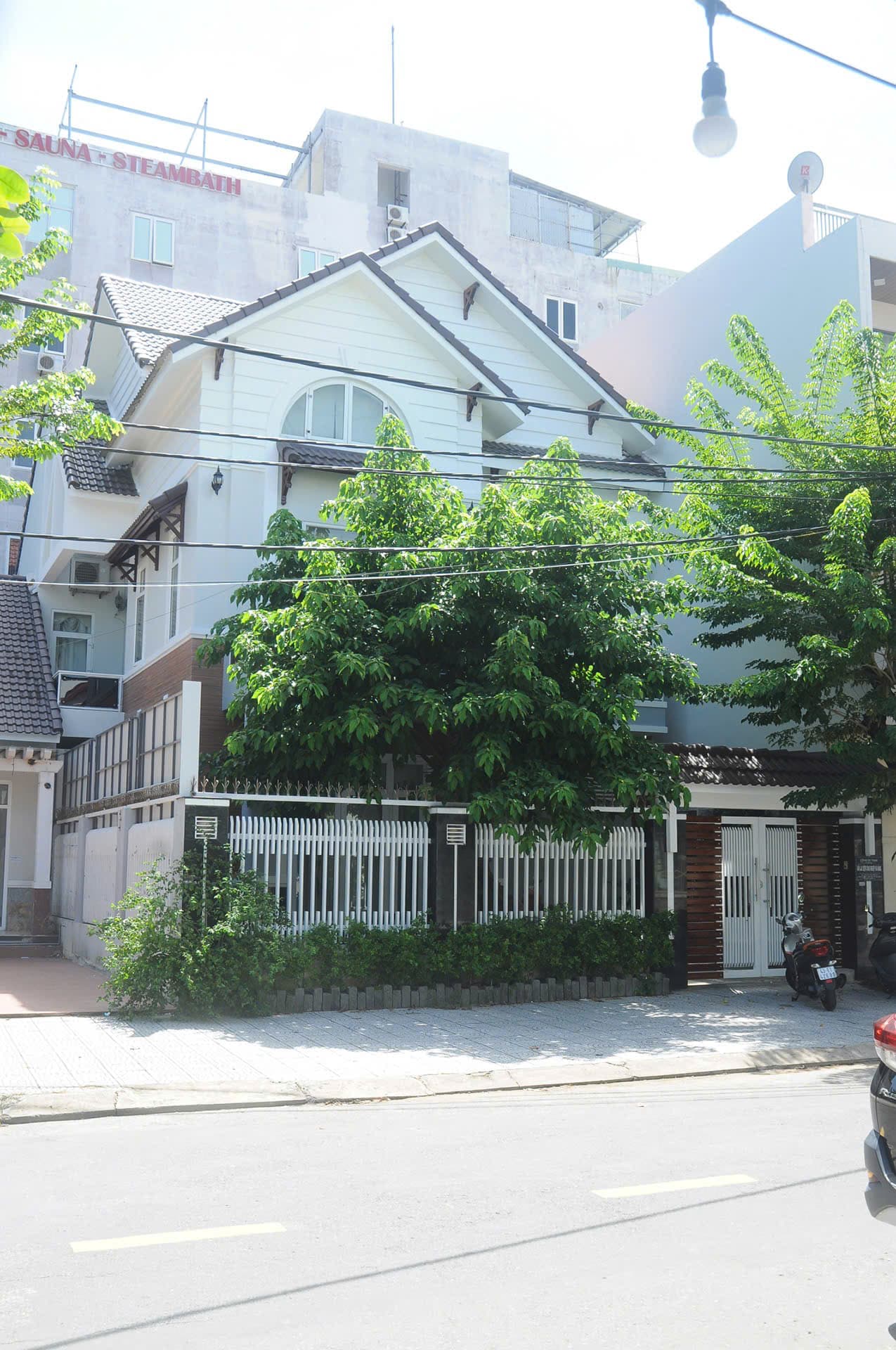 Nhà 3 tầng ngã tư Dương Đình Nghệ và Lê Văn Quý, diện tích 200m², phù hợp kinh doanh cà phê và làm văn phòng