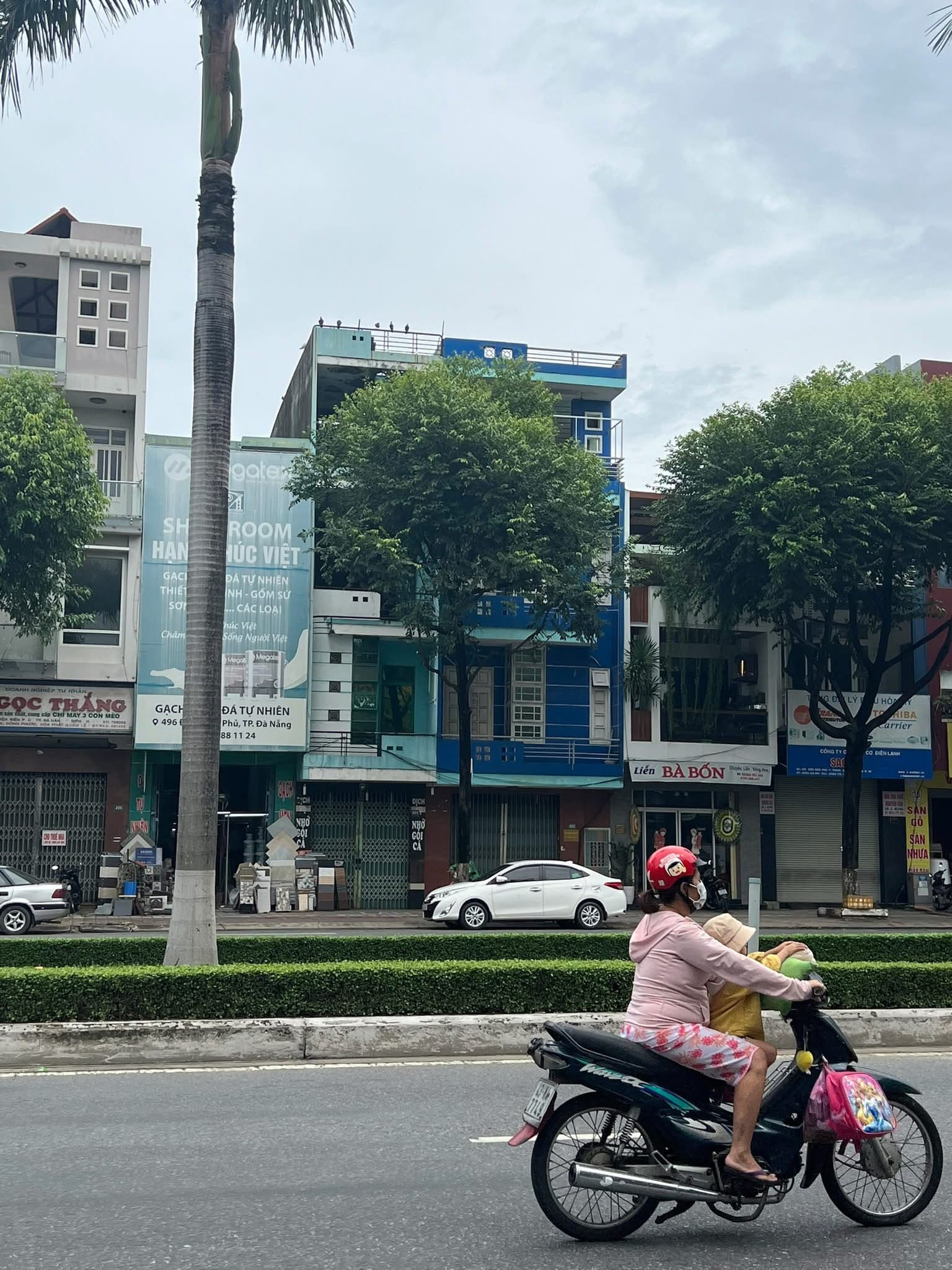 Nhà nguyên căn 3 tầng diện tích rộng, có thể cải tạo, phù hợp làm văn phòng hoặc kinh doanh