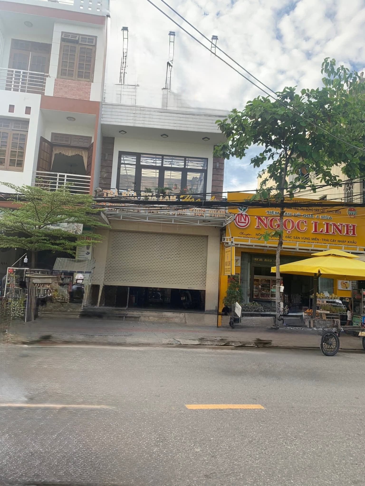 Nhà 2 tầng mặt tiền rộng 5.5m nở hậu 7.5m, có sân vườn ngay đường 10,5m Trần Cao Vân