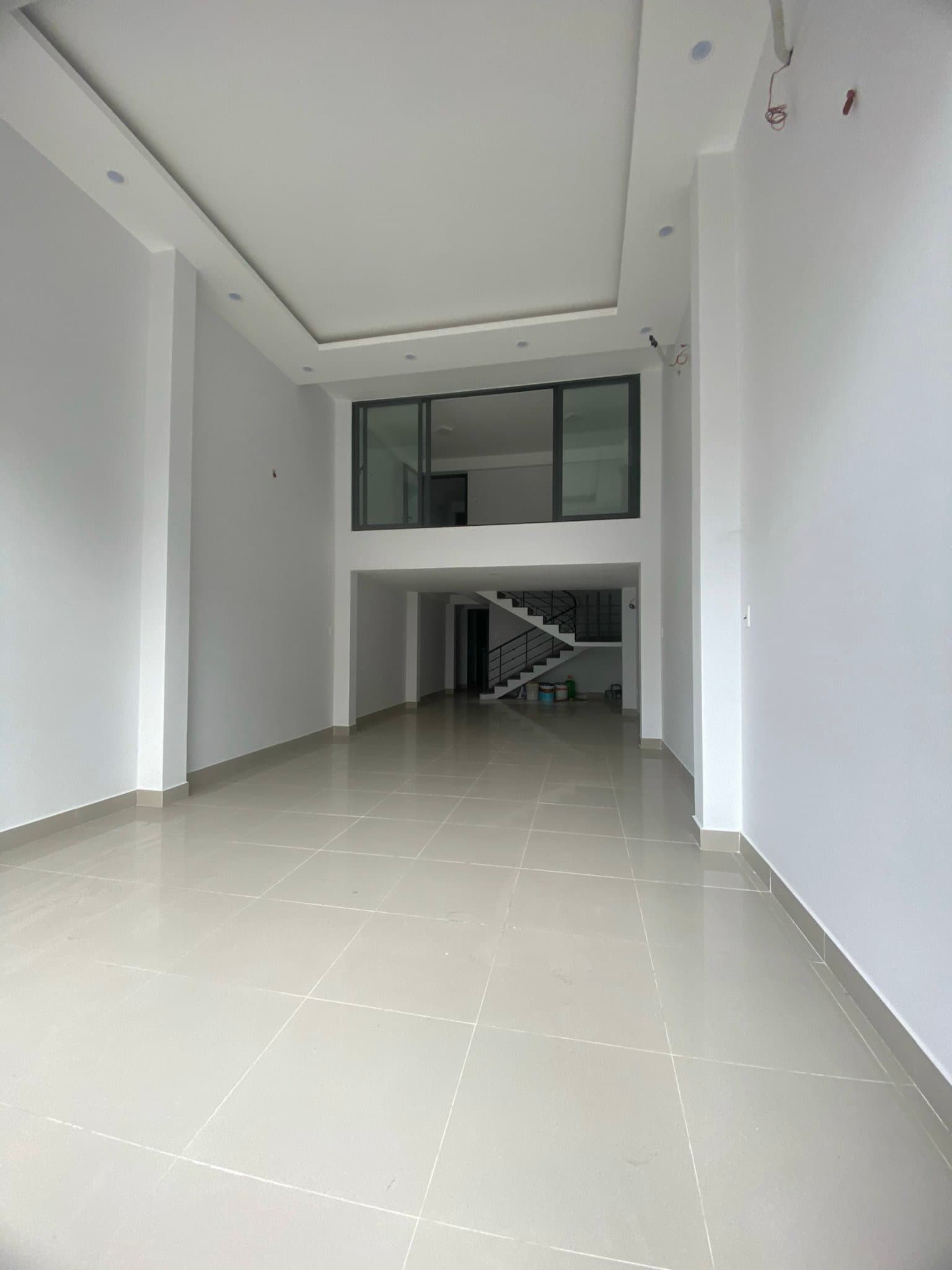 Nhà 2,5 tầng mới, thang giữa, diện tích 4,5x22m phù hợp ở và kinh doanh