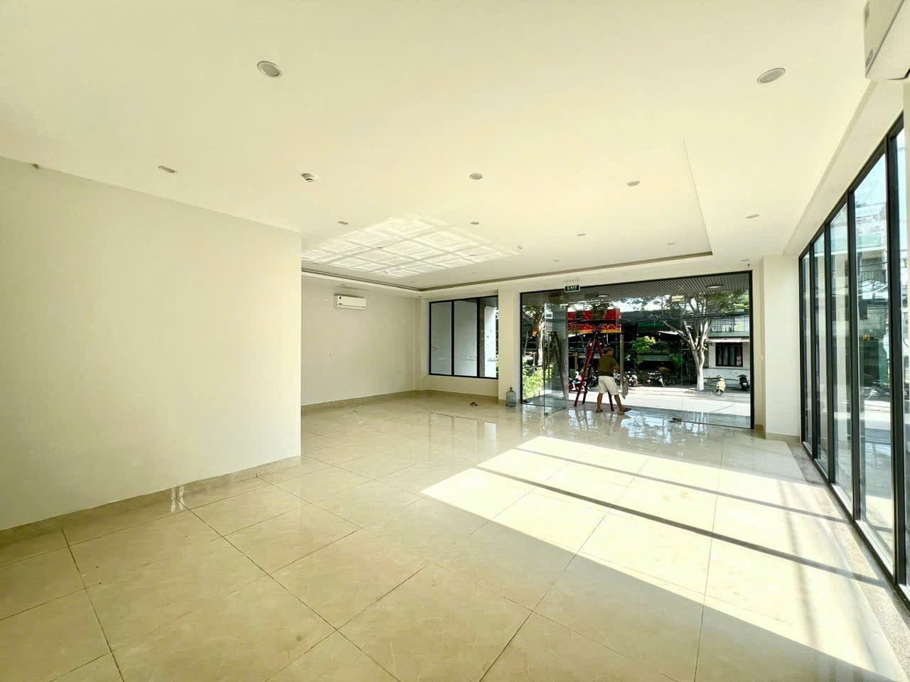 Nhà 2 tầng diện tích 88m2, tầng 1 trống suốt, tầng 2 có 3 phòng, phù hợp ở và kinh doanh