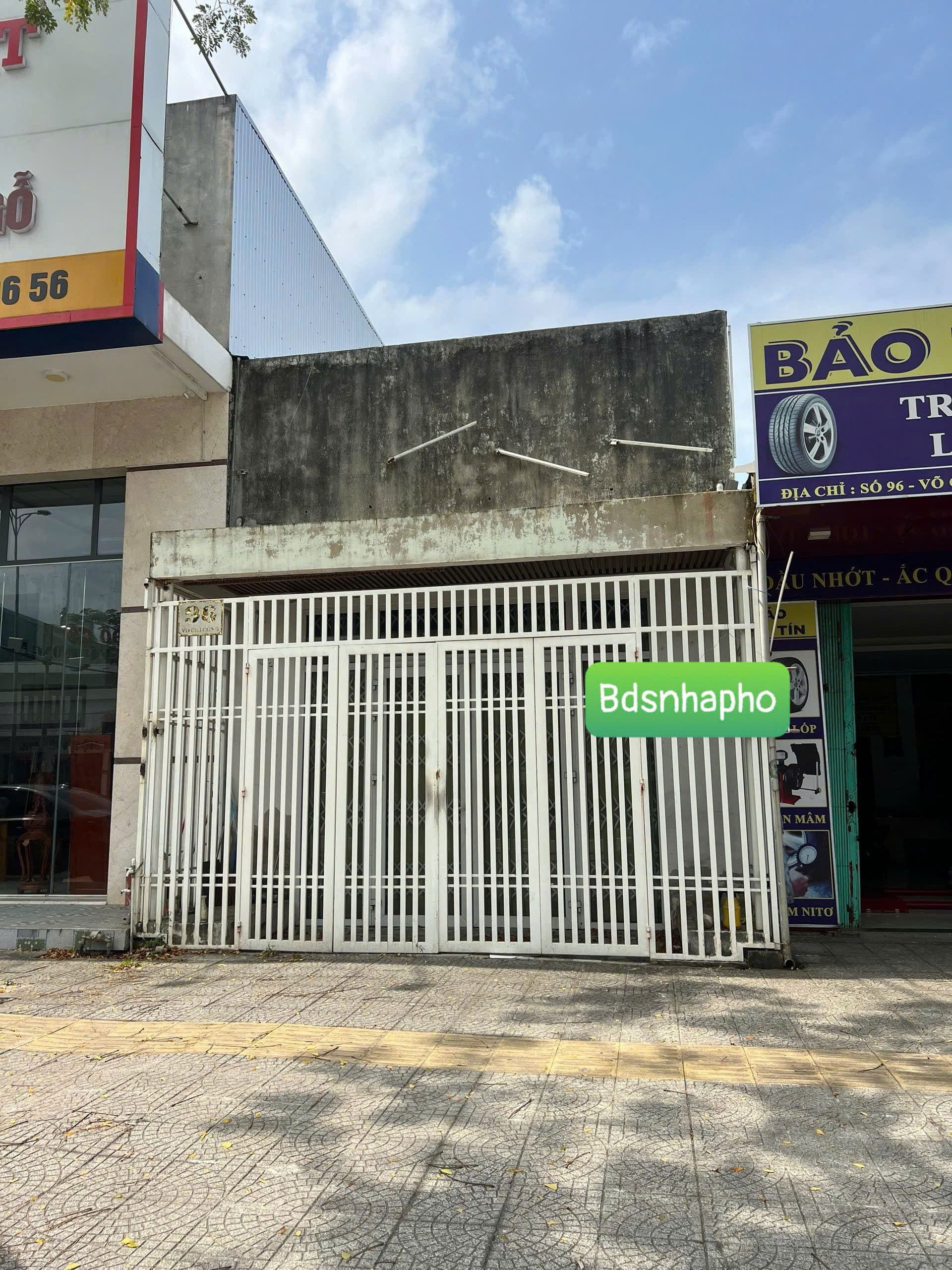 Nhà cấp 4 có gác lửng trần cao diện tích 15x16.6m phù hợp để ở