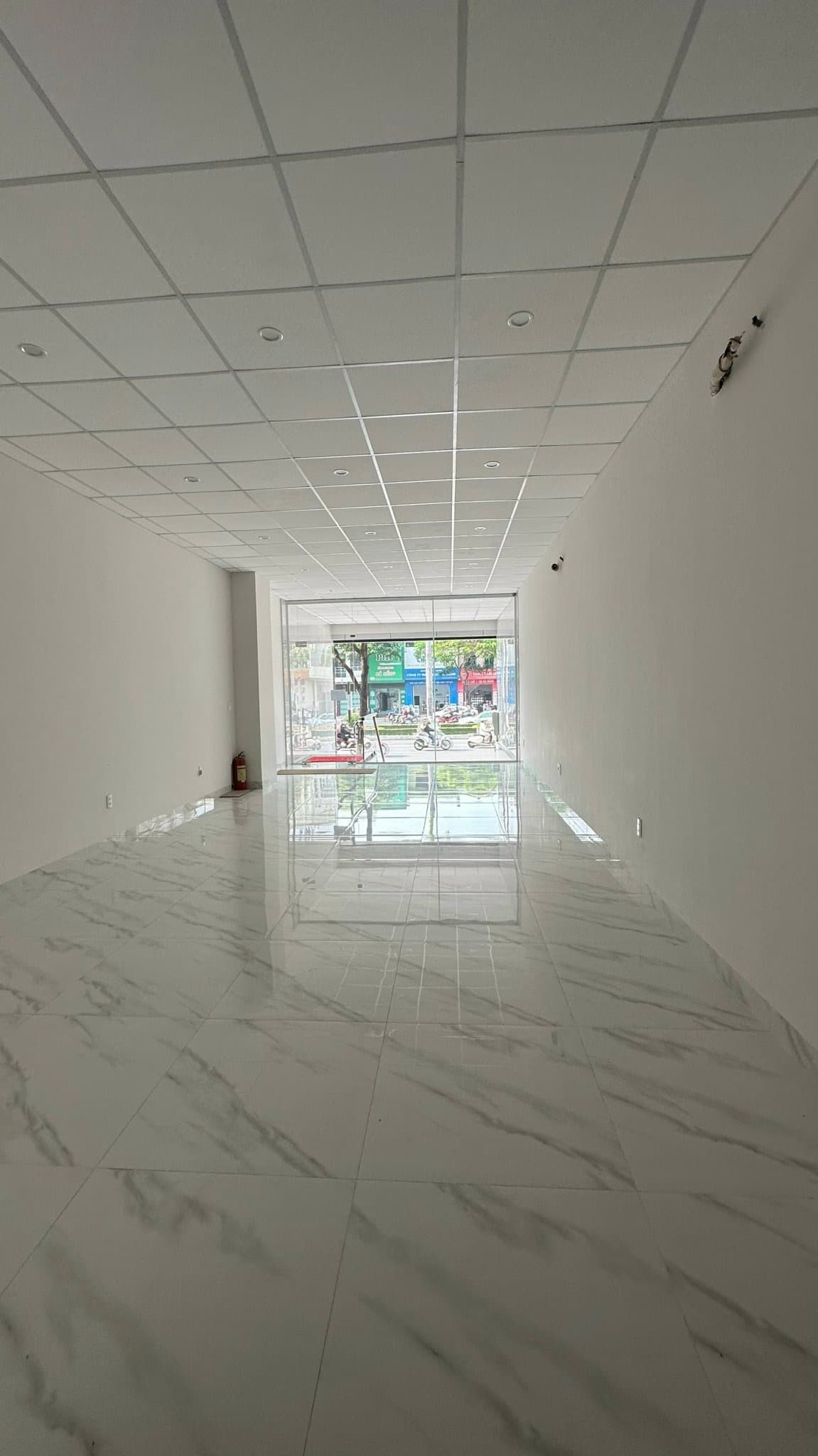 Mặt bằng 2 tầng có thang máy, diện tích 5x23m, phù hợp văn phòng hoặc kinh doanh - Ảnh 2