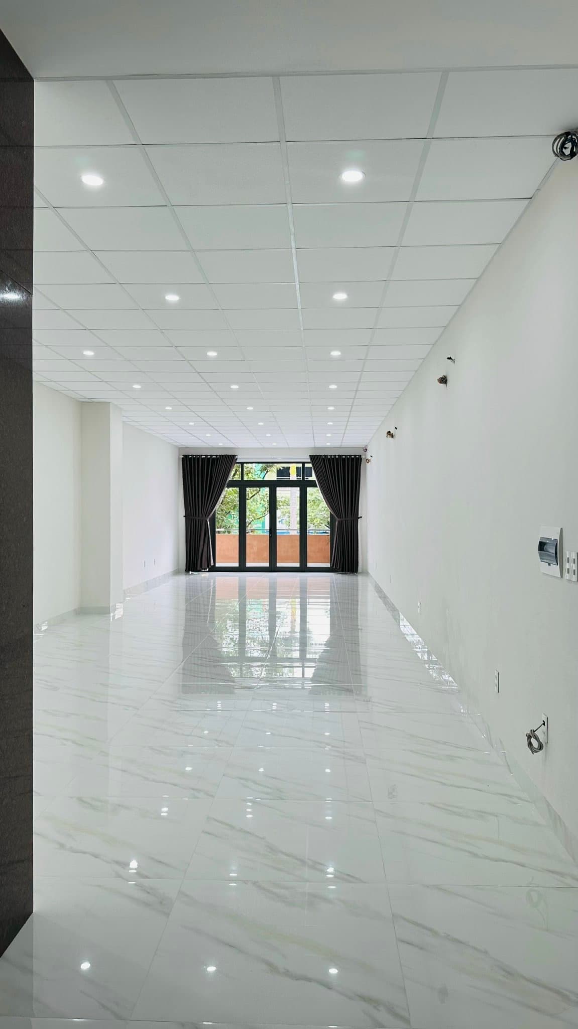 Mặt bằng 2 tầng có thang máy, diện tích 5x23m, phù hợp văn phòng hoặc kinh doanh - Ảnh 4