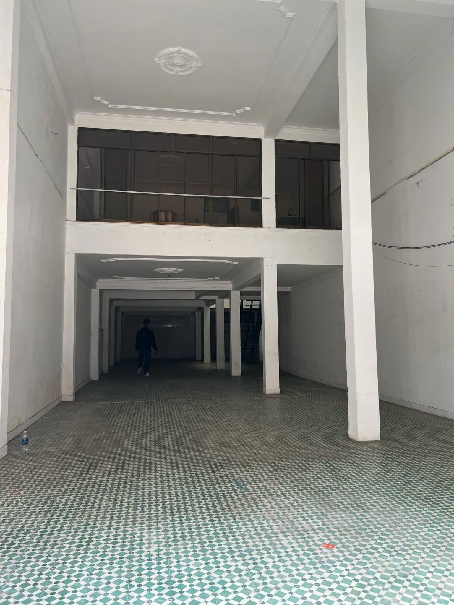 Nhà nguyên căn 3 tầng đường Hùng Vương, diện tích 200m2, trống suốt phù hợp kinh doanh