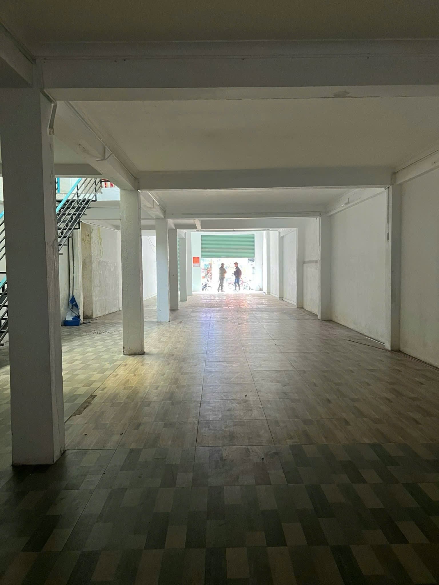Nhà nguyên căn 3 tầng đường Hùng Vương, diện tích 200m2, trống suốt phù hợp kinh doanh - Ảnh 2