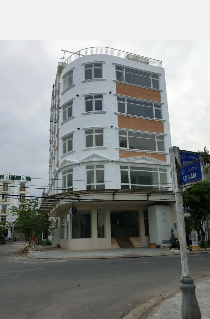 Tòa nhà 6 tầng có hầm, thang máy, phù hợp làm văn phòng hoặc nhà hàng