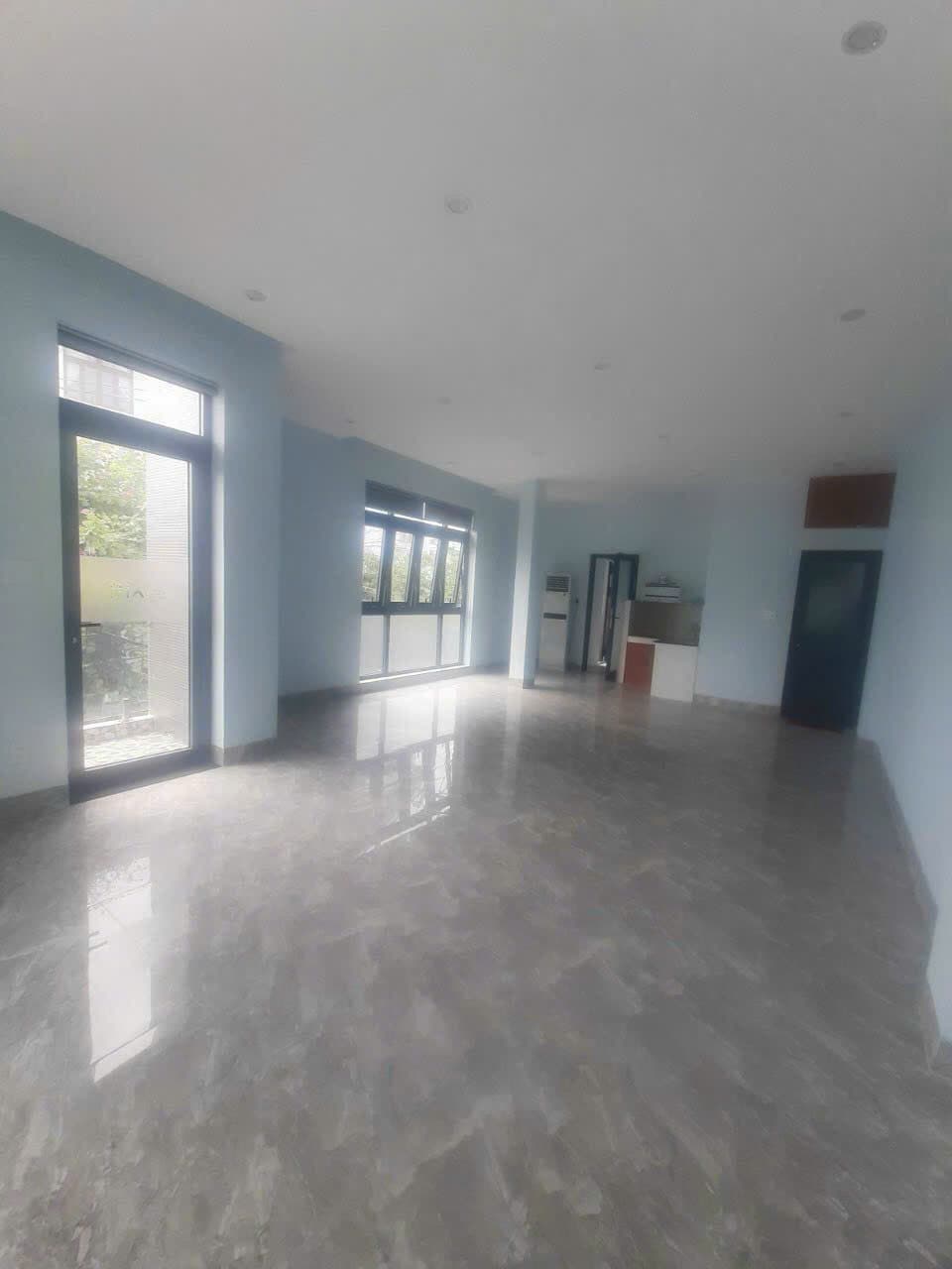 Nhà nguyên căn 3 tầng đường Lê Văn Hiến, phù hợp văn phòng và showroom