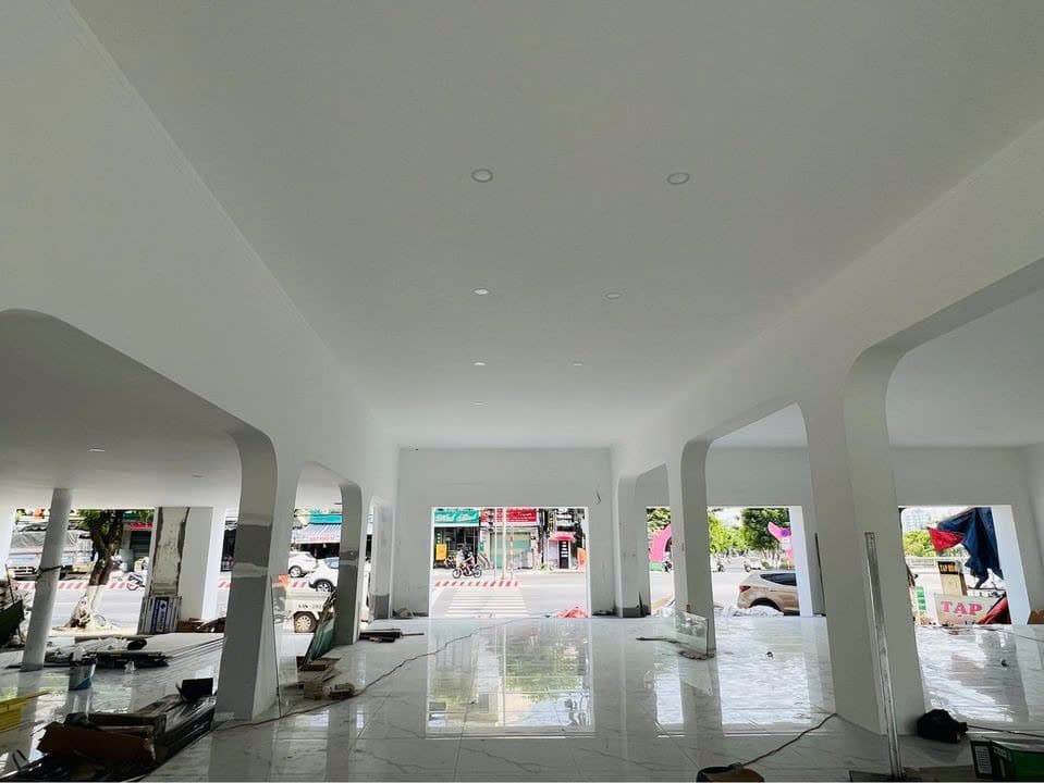 Mặt bằng kinh doanh diện tích 625m2 tại đường Cách Mạng Tháng 8, quận Cẩm Lệ nhà mới đẹp ngay ngã 4
