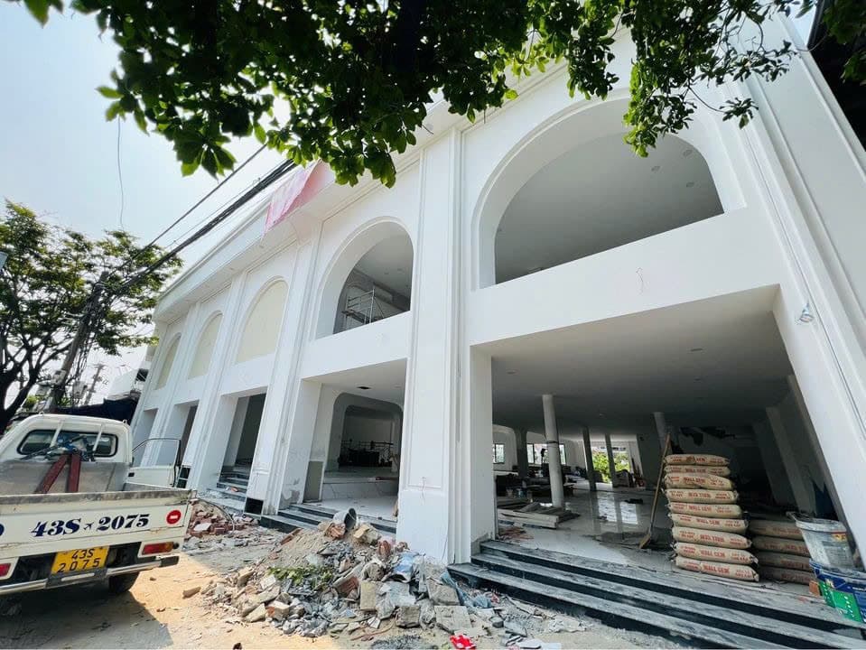 Mặt bằng kinh doanh diện tích 625m2 tại đường Cách Mạng Tháng 8, quận Cẩm Lệ nhà mới đẹp ngay ngã 4 - Ảnh 2