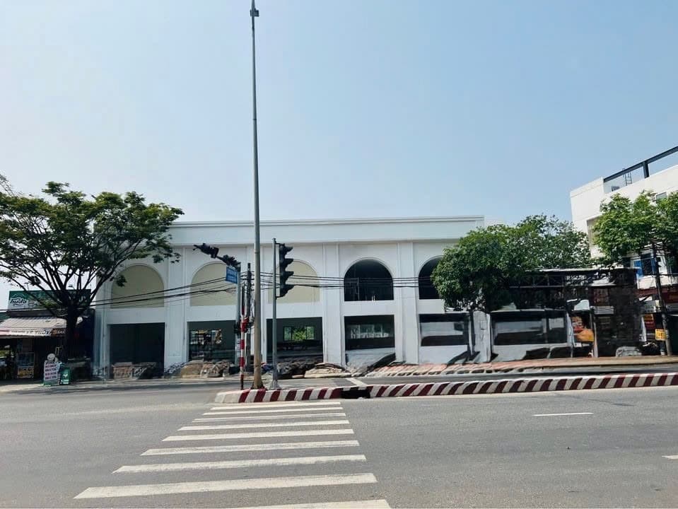 Mặt bằng kinh doanh diện tích 625m2 tại đường Cách Mạng Tháng 8, quận Cẩm Lệ nhà mới đẹp ngay ngã 4 - Ảnh 3