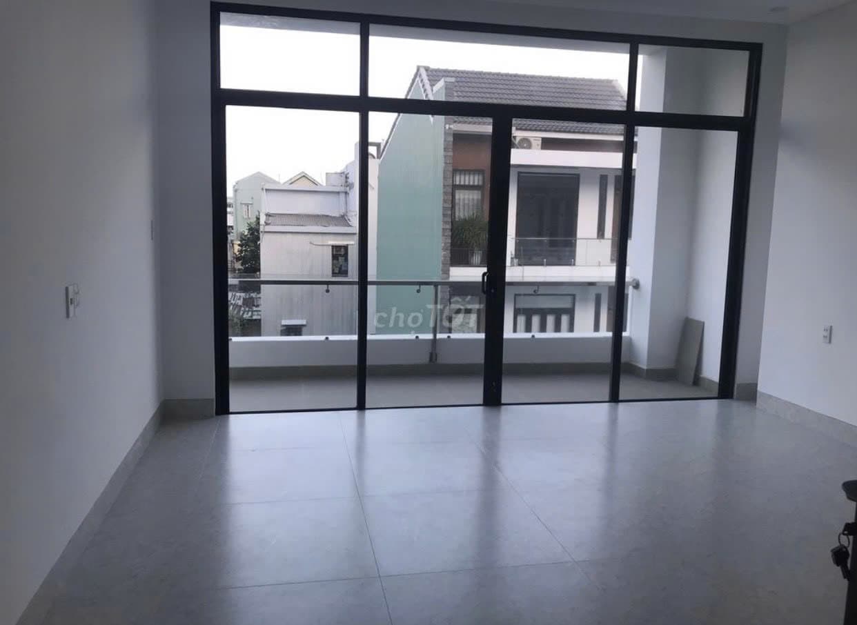 Nhà shophouse 5 tầng có thang máy tại Nguyễn Sinh Sắc, diện tích 160m2, phù hợp kinh doanh và làm văn phòng