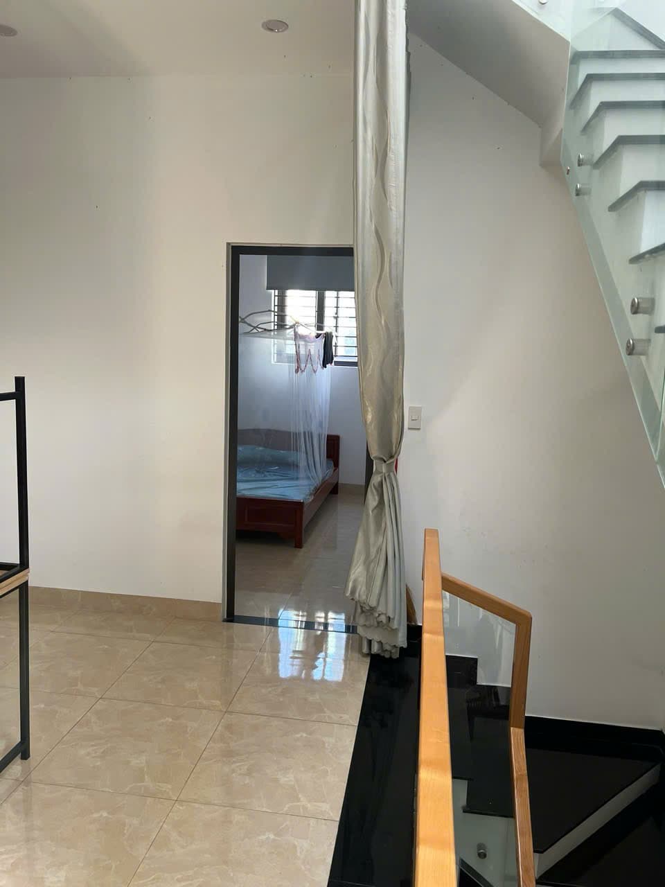 Nhà ở 2 tầng tại Hải Phòng, có sân để xe rộng 20m², phù hợp gia đình