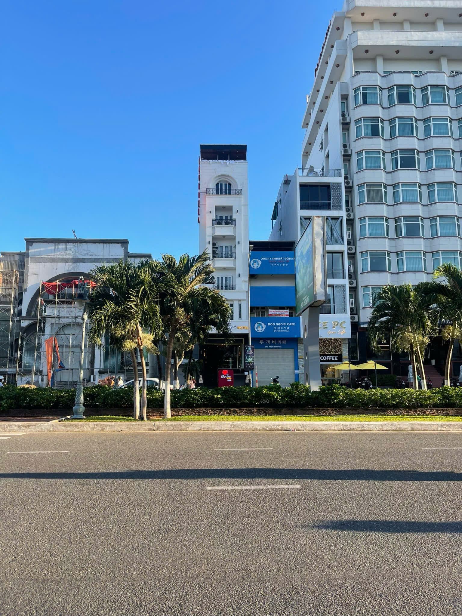 Nhà nguyên căn 3 tầng rưỡi đường Phạm Văn Đồng, diện tích 125m², phù hợp làm văn phòng hoặc kinh doanh