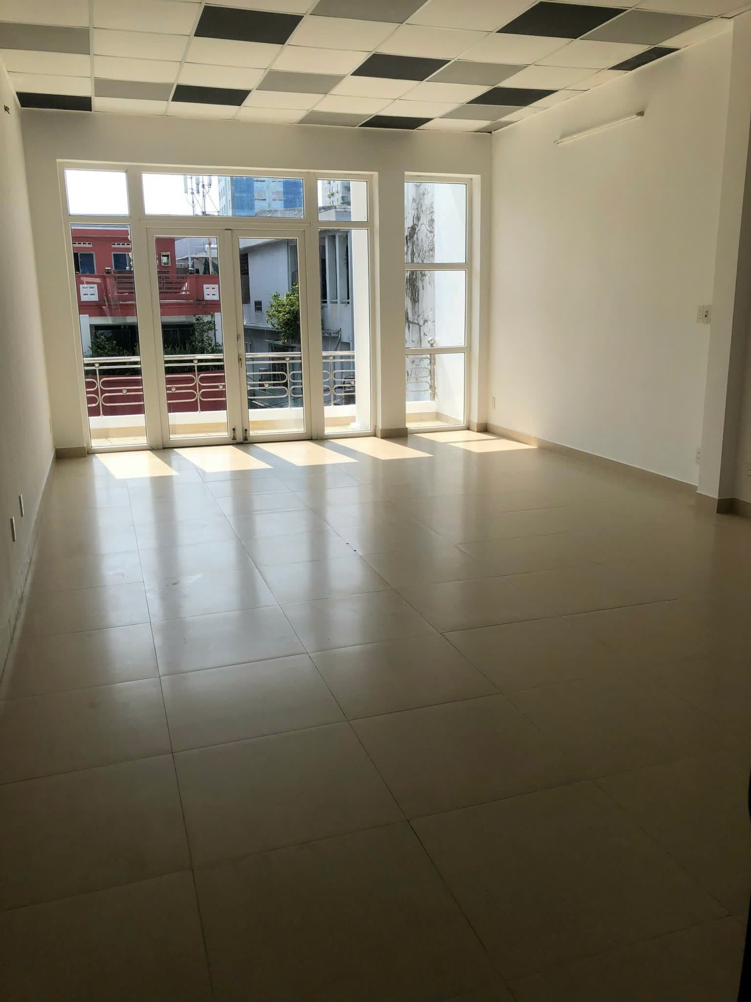 Nhà nguyên căn 3 tầng đường Nguyễn Chí Thanh, diện tích 89m2, phù hợp kinh doanh - Ảnh 2