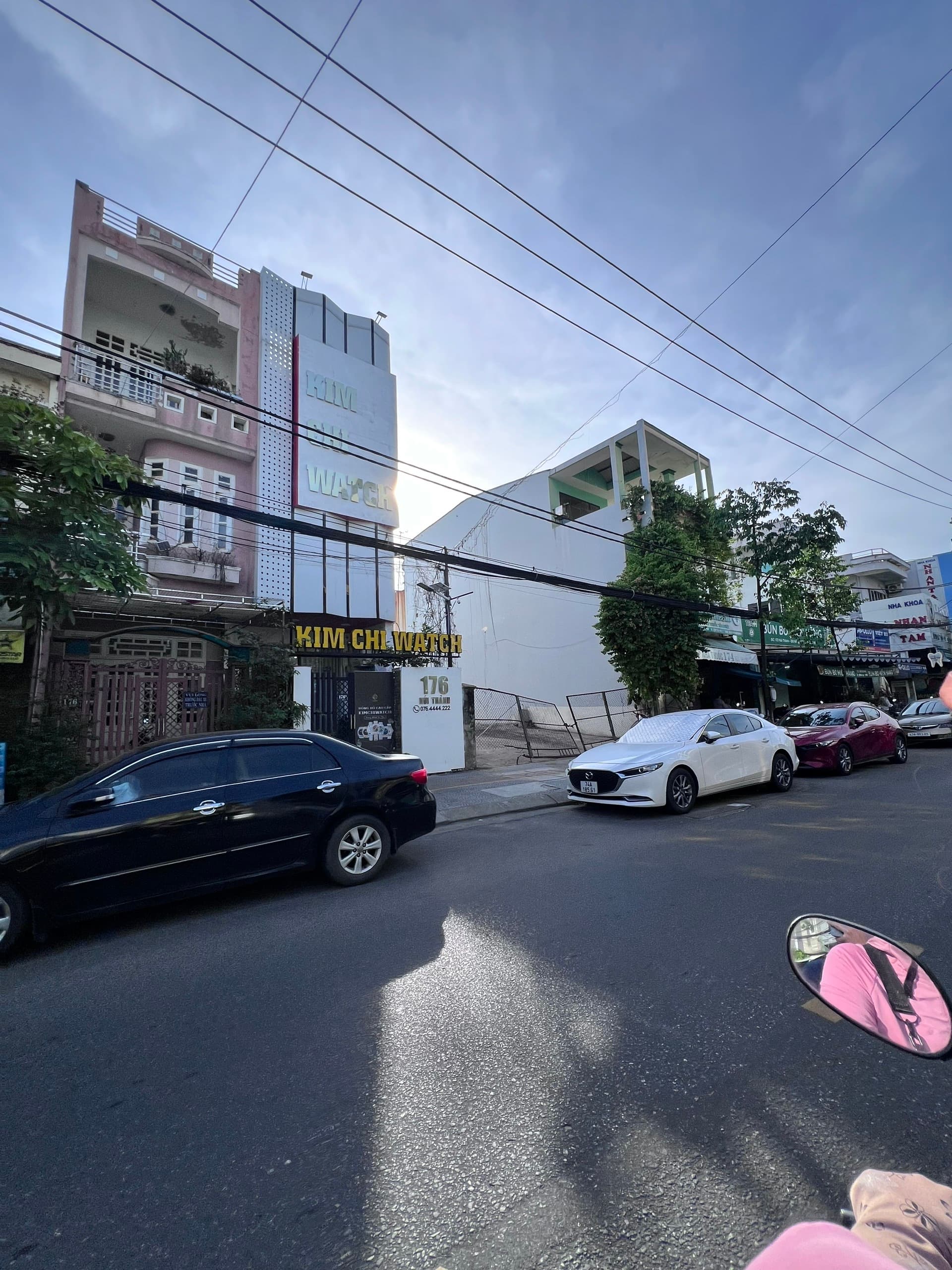 Mặt bằng kinh doanh 90m2 tại Núi Thành, có sân và cổng, đầy đủ nội thất
