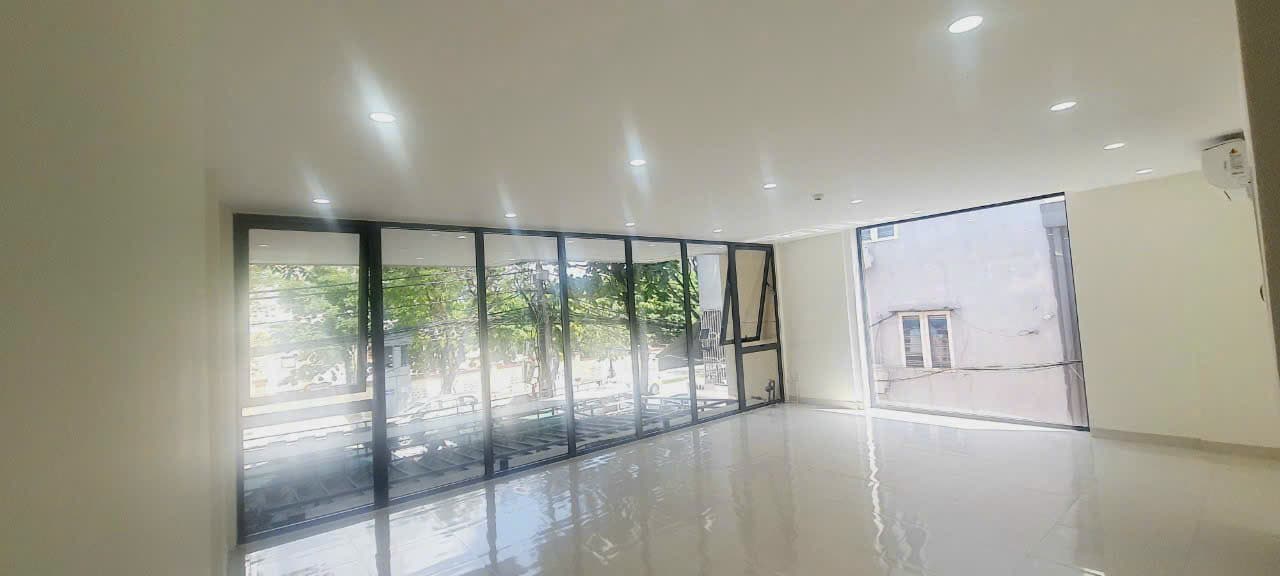 Mặt bằng cho thuê tầng 2 tại Tiểu La, Hải Châu, diện tích 174m2, phù hợp văn phòng và gym
