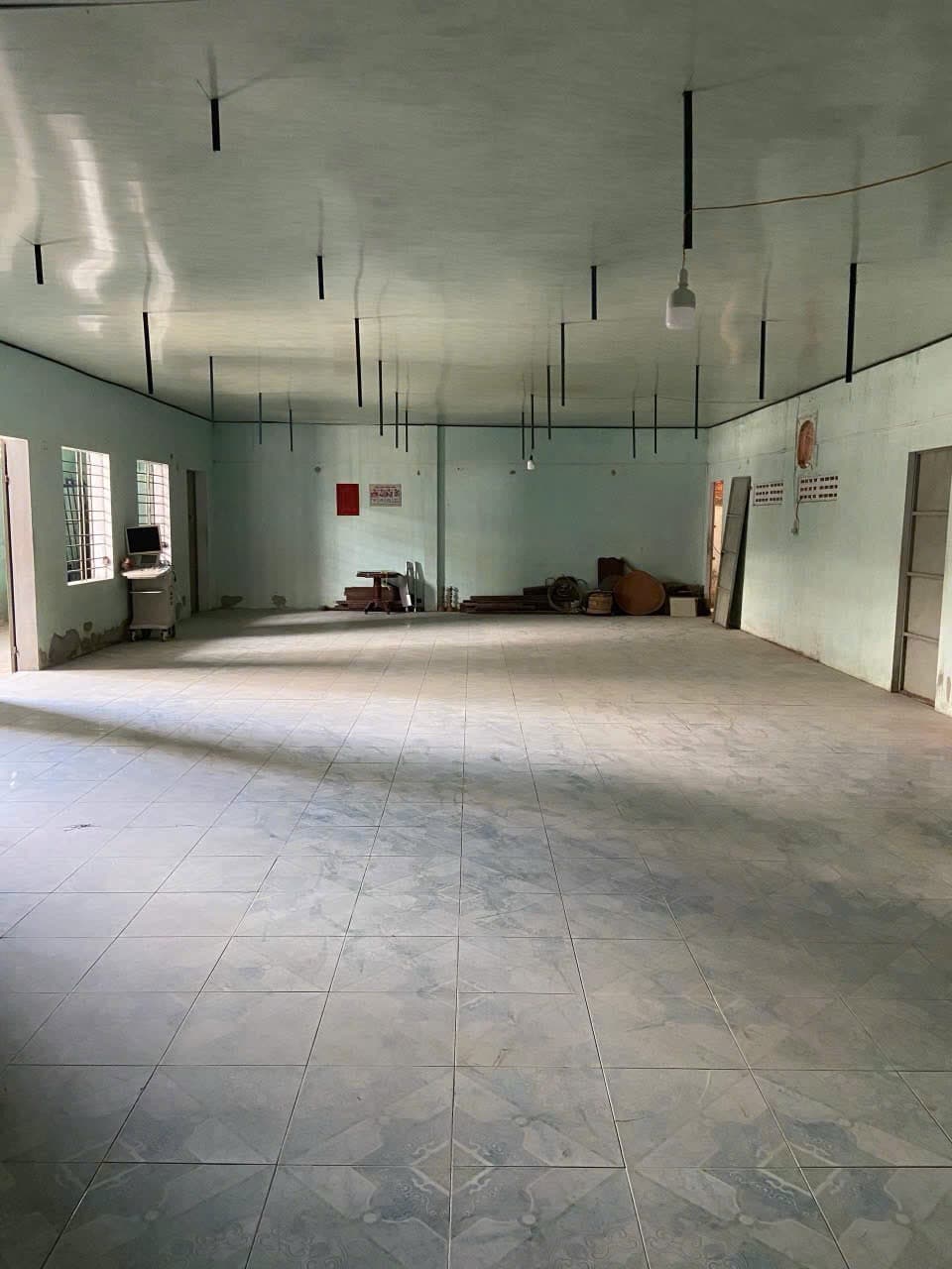 Mặt bằng kinh doanh 300m2 tại Tôn Đản, có khu đậu xe riêng và 3 nhà vệ sinh - Ảnh 2
