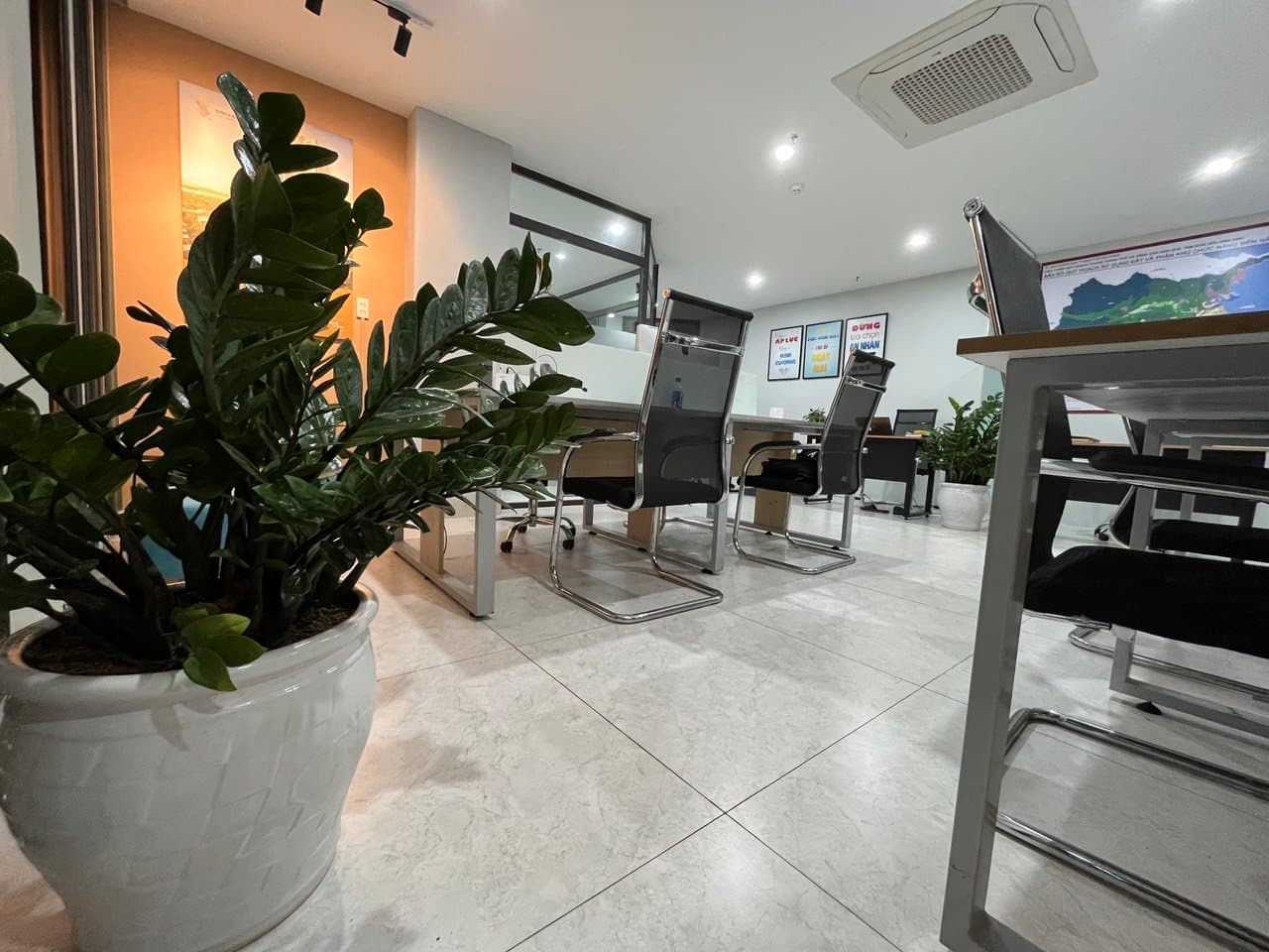 CHO THUÊ VĂN PHÒNG TẦNG 3, SẴN BÀN GHẾ, DIỆN TÍCH 80M2, 100M2  - Ảnh 3