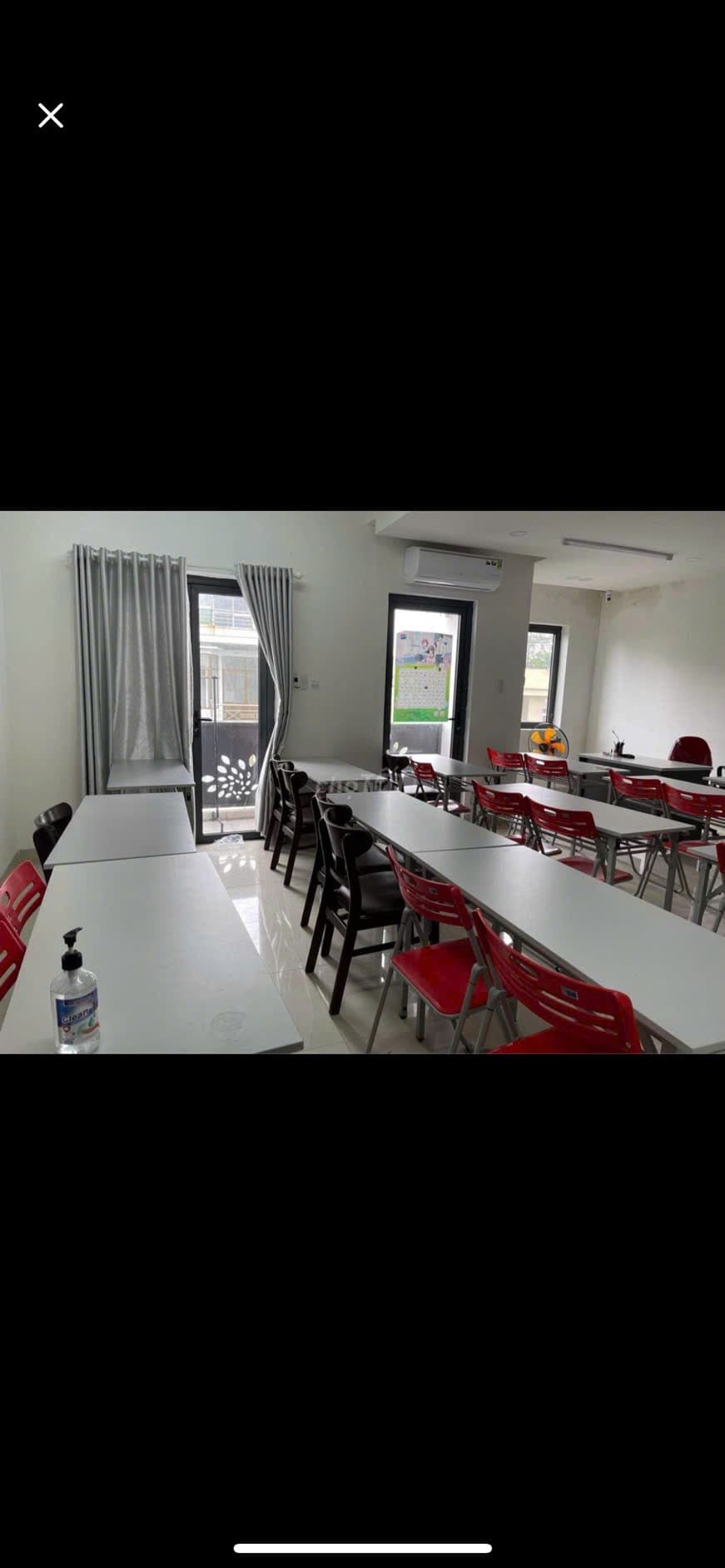Nhà nguyên căn 3 tầng diện tích 140m2, có toilet từng tầng, phù hợp ở và kinh doanh