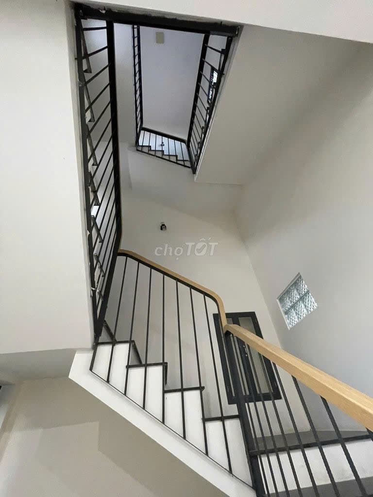 Nhà nguyên căn 3 tầng trống suốt, phù hợp kinh doanh