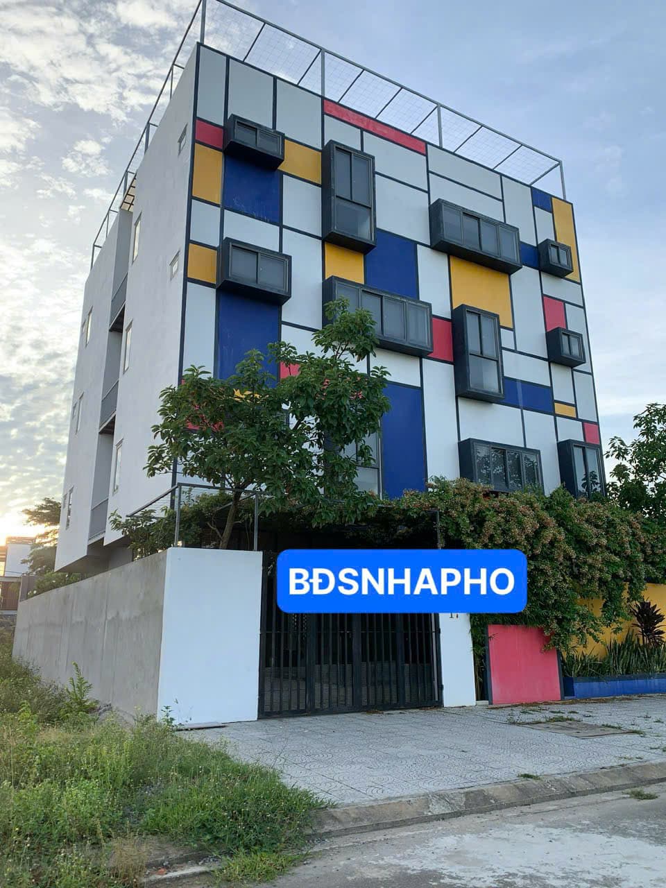 Nhà 4 tầng có thang máy tại Vùng Trung 4, Ngũ Hành Sơn, diện tích 300m2, phù hợp kinh doanh và lưu trú