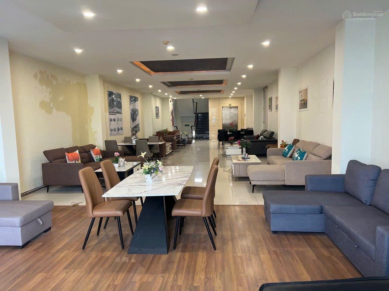 Tòa nhà văn phòng 1250m² mặt tiền đường Núi Thành, Hải Châu, phù hợp spa và đào tạo