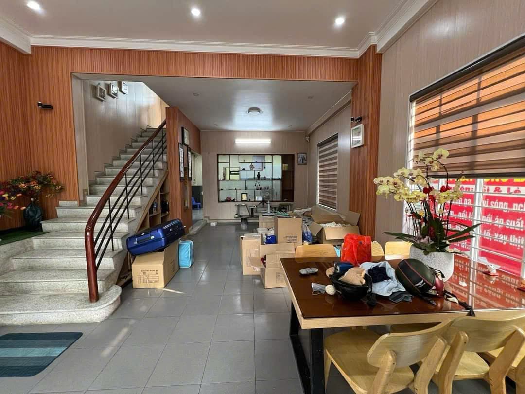 Nhà nguyên căn 5 phòng tại Mẹ Nhu, diện tích sử dụng 180m2, không kinh doanh