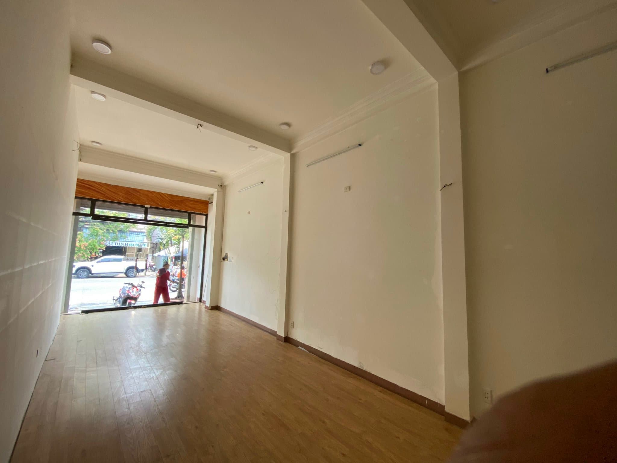 Mặt bằng kinh doanh diện tích gần 40m2 tại Đống Đa, có toilet và lối đi riêng