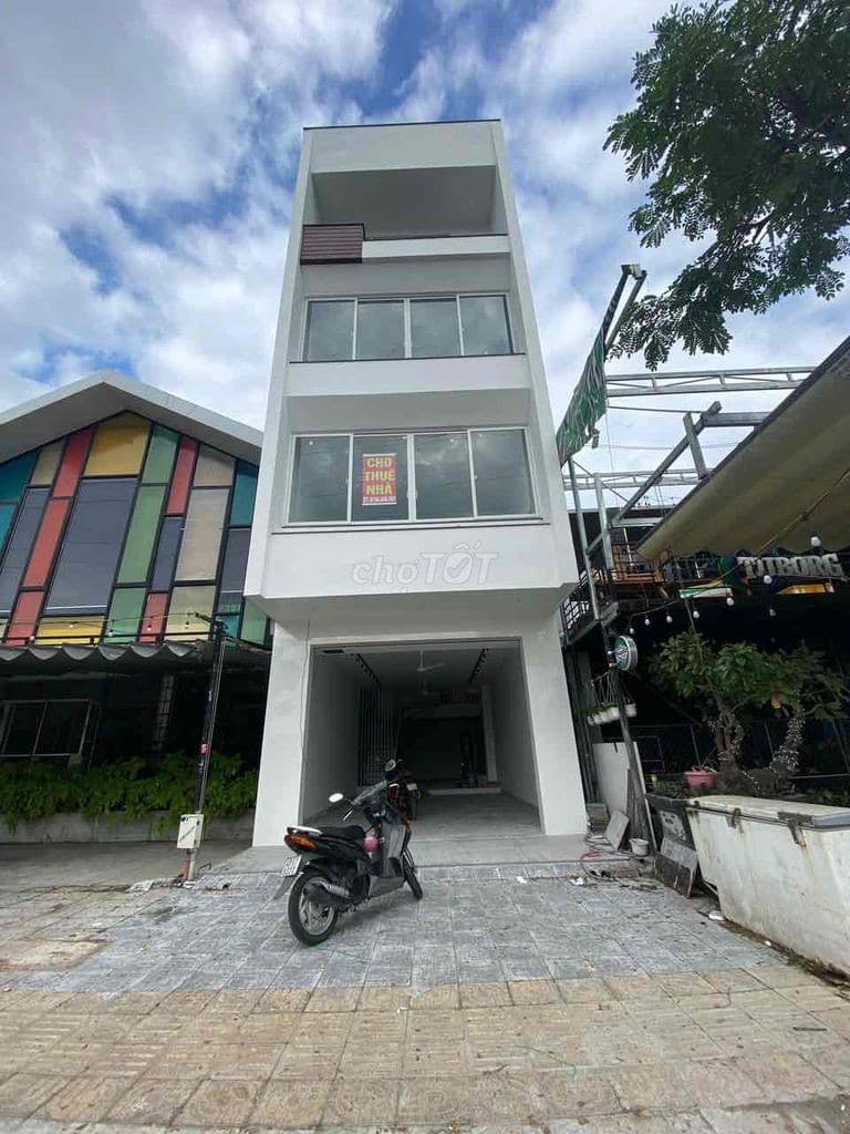 Nhà 4 tầng kiên cố tại Hoàng Thị Loan, diện tích 100m2, phù hợp ở và làm việc