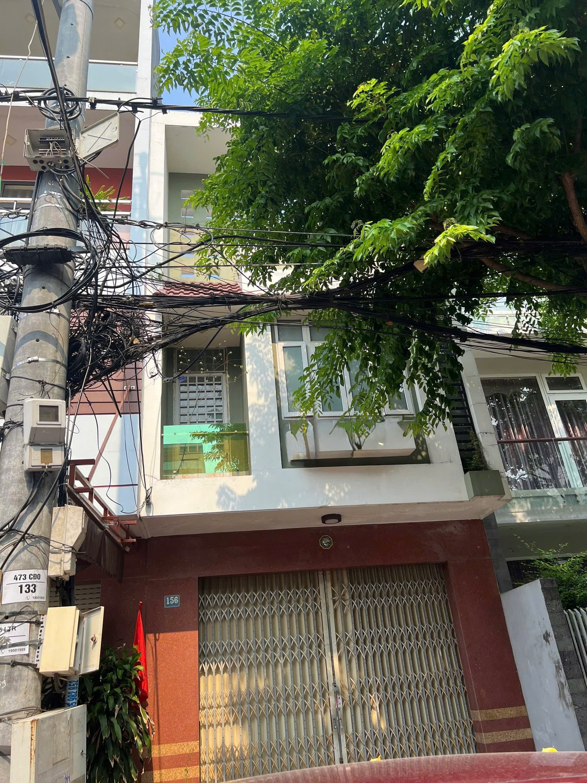 Nhà nguyên căn 3 tầng đường Huỳnh Tấn Phát, 4 phòng ngủ, có nội thất cơ bản phù hợp mở công ty, trung tâm