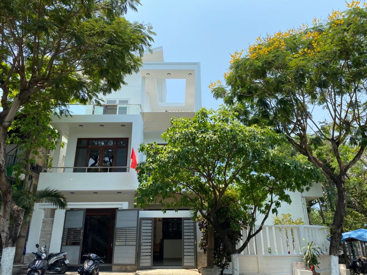 Nhà nguyên căn 4 phòng tại Dương Khuê, Ngũ Hành Sơn, diện tích hơn 100m2, phù hợp làm văn phòng hoặc khách sạn