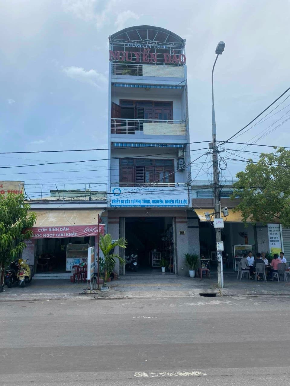 Nhà nguyên căn 4 tầng đường Lê Thạch, phù hợp kinh doanh và văn phòng
