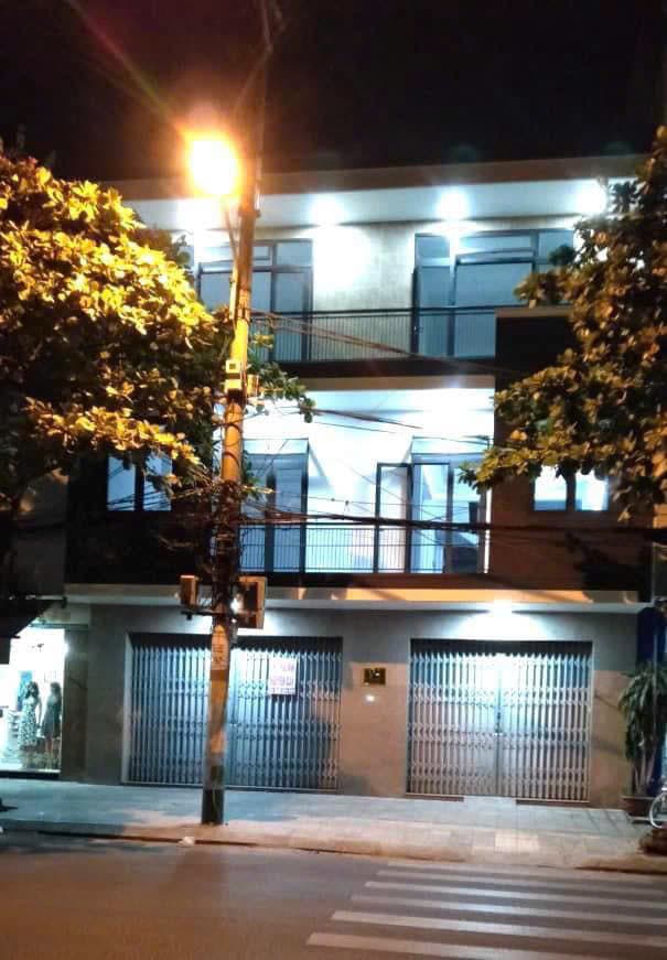Nhà nguyên căn 3 tầng đường Nguyễn Lộ Trạch, quận Hải Châu, 100m2, phù hợp ở và kinh doanh