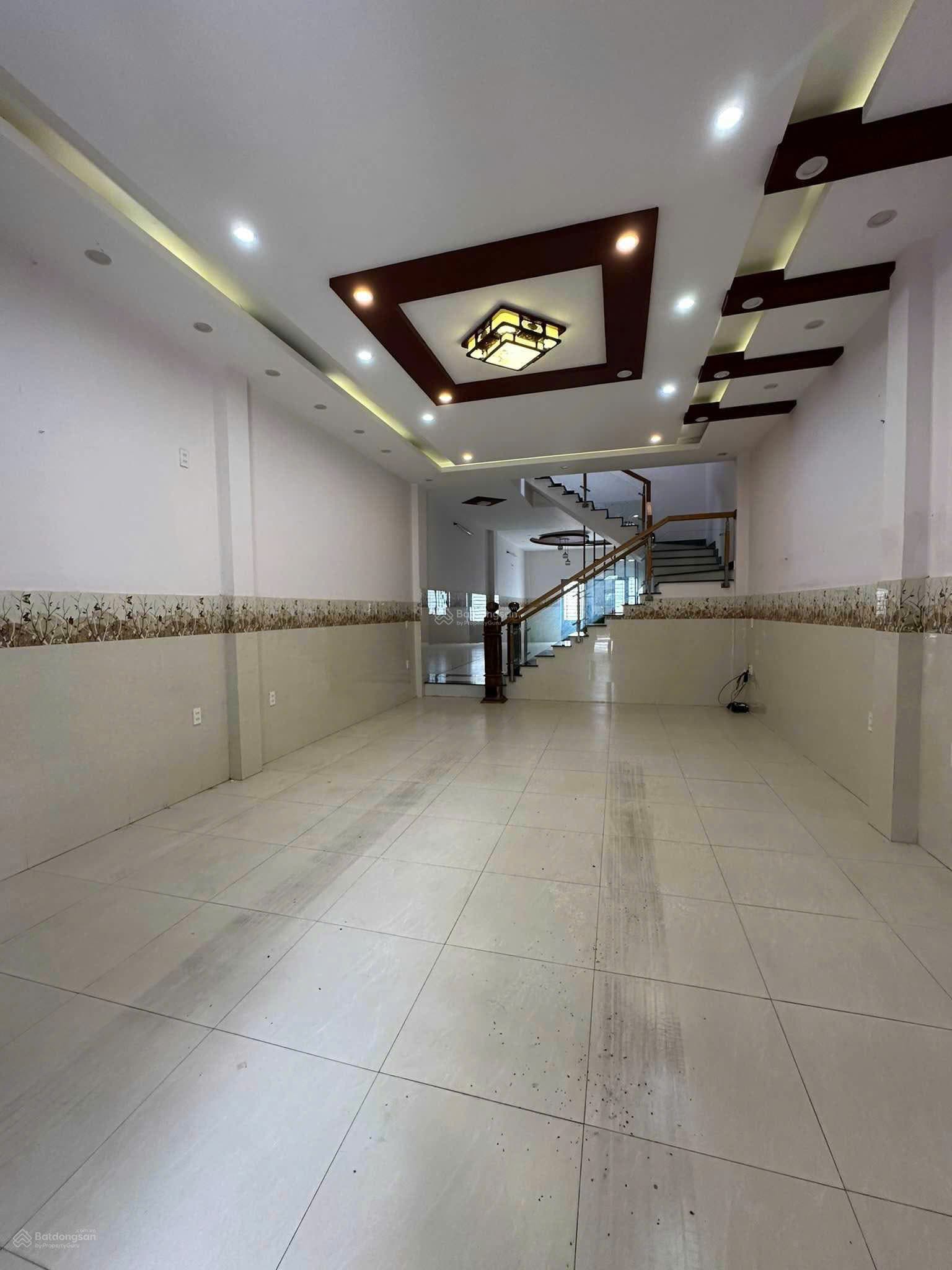 Nhà mặt tiền 3 tầng tại Khúc Hạo, diện tích 100m2, phù hợp kinh doanh và văn phòng