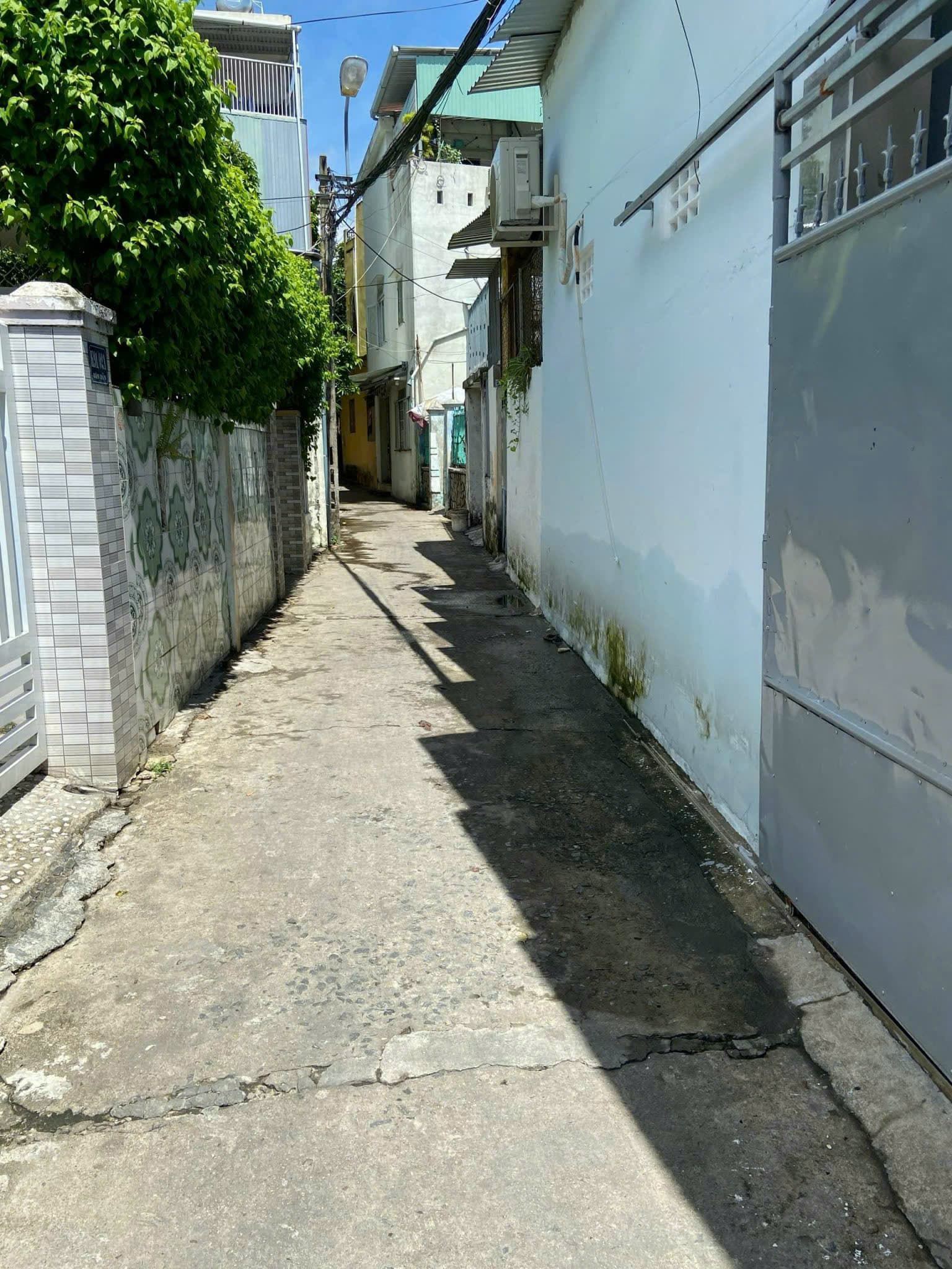 Mặt bằng kinh doanh 300m2 tại Tôn Đản, có khu đậu xe máy riêng