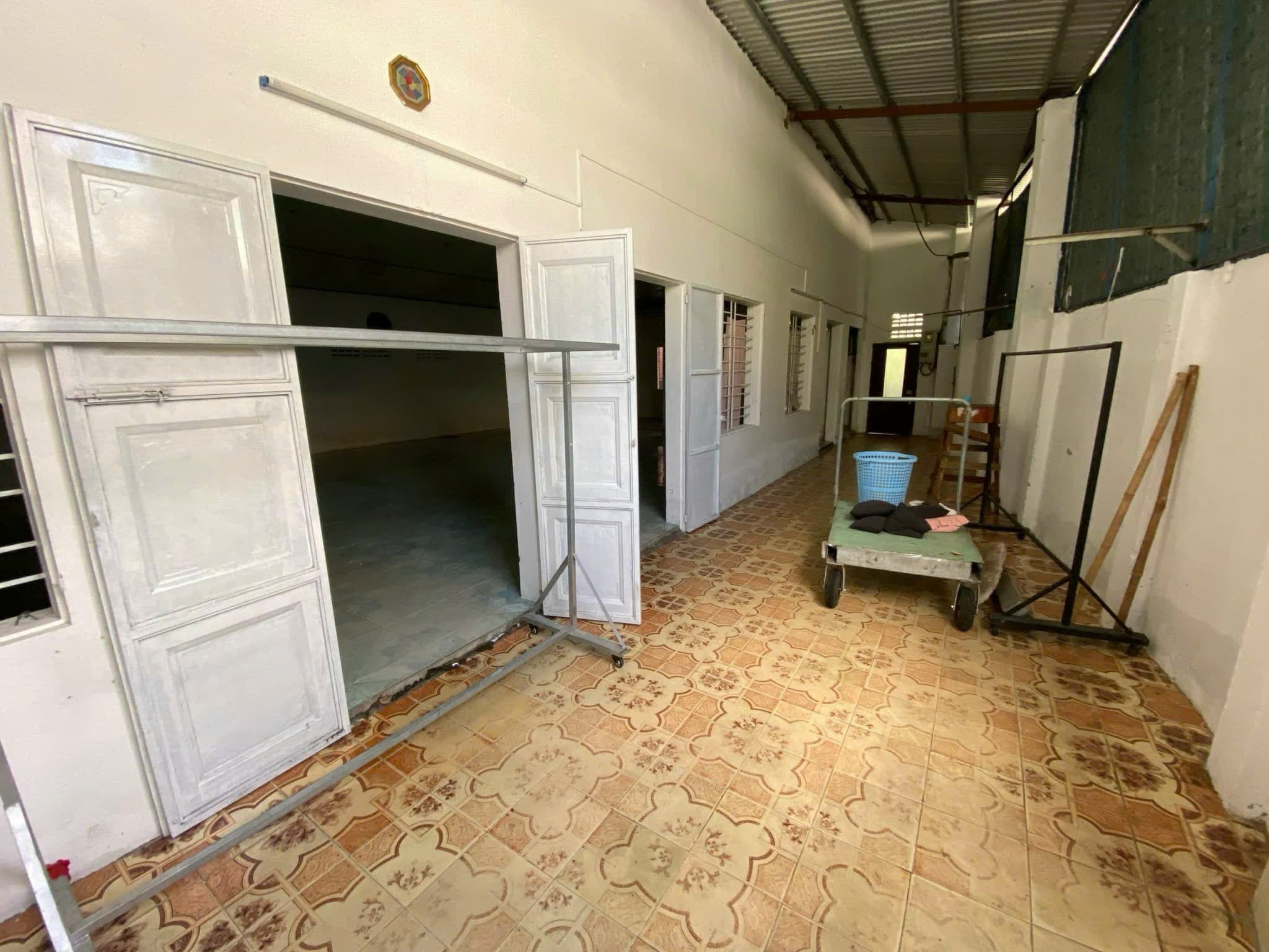 Mặt bằng kinh doanh 300m2 tại Tôn Đản, có khu đậu xe máy riêng - Ảnh 2
