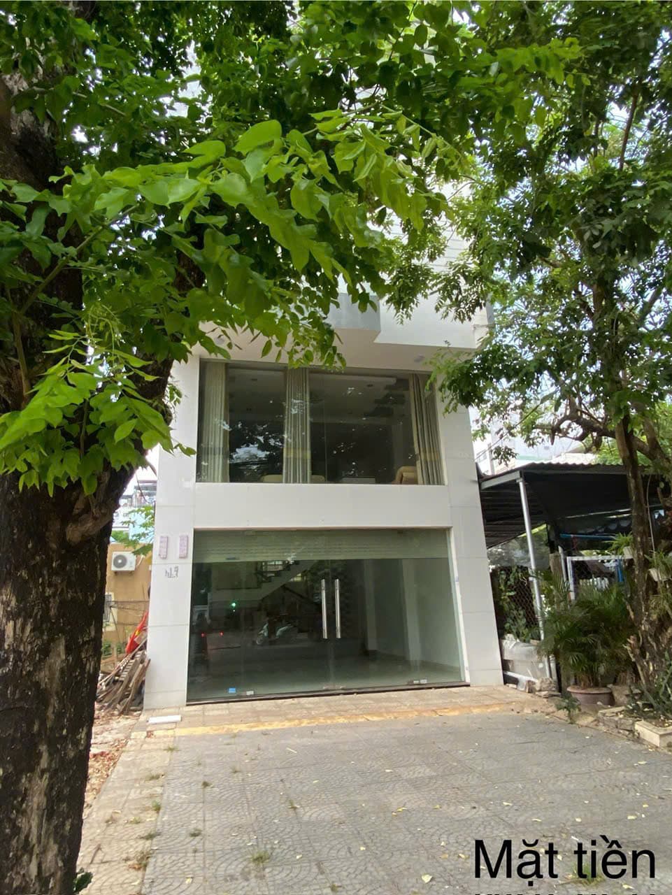 Nhà nguyên căn 3 tầng có sân rộng phù hợp kinh doanh sạch sẽ