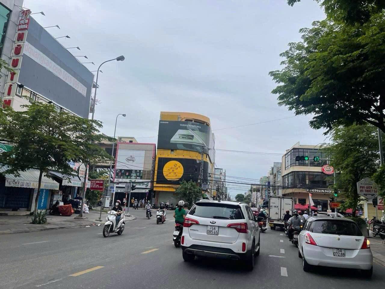 Nhà 4 tầng có tầng lửng tại Lý Thái Tổ - Hoàng Hoa Thám, diện tích lớn phù hợp kinh doanh