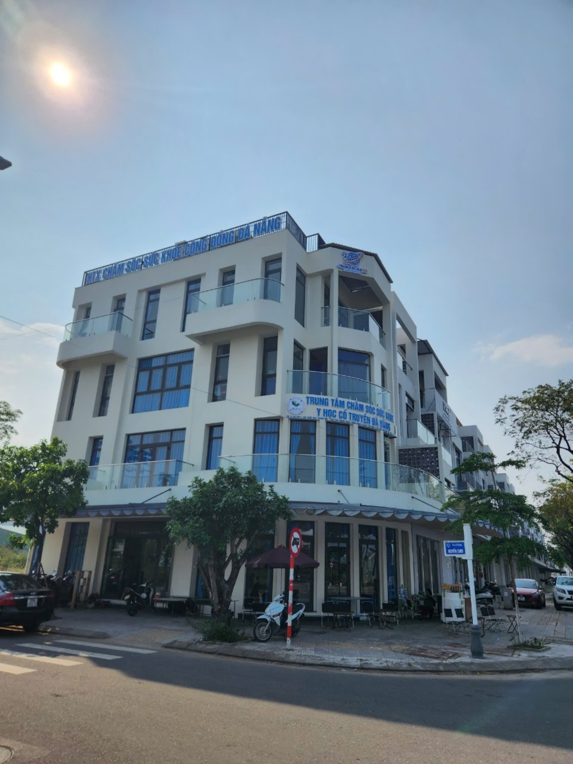 Văn phòng cho thuê nguyên tòa 4 tầng có thang máy tại Hoàng Thị Loan