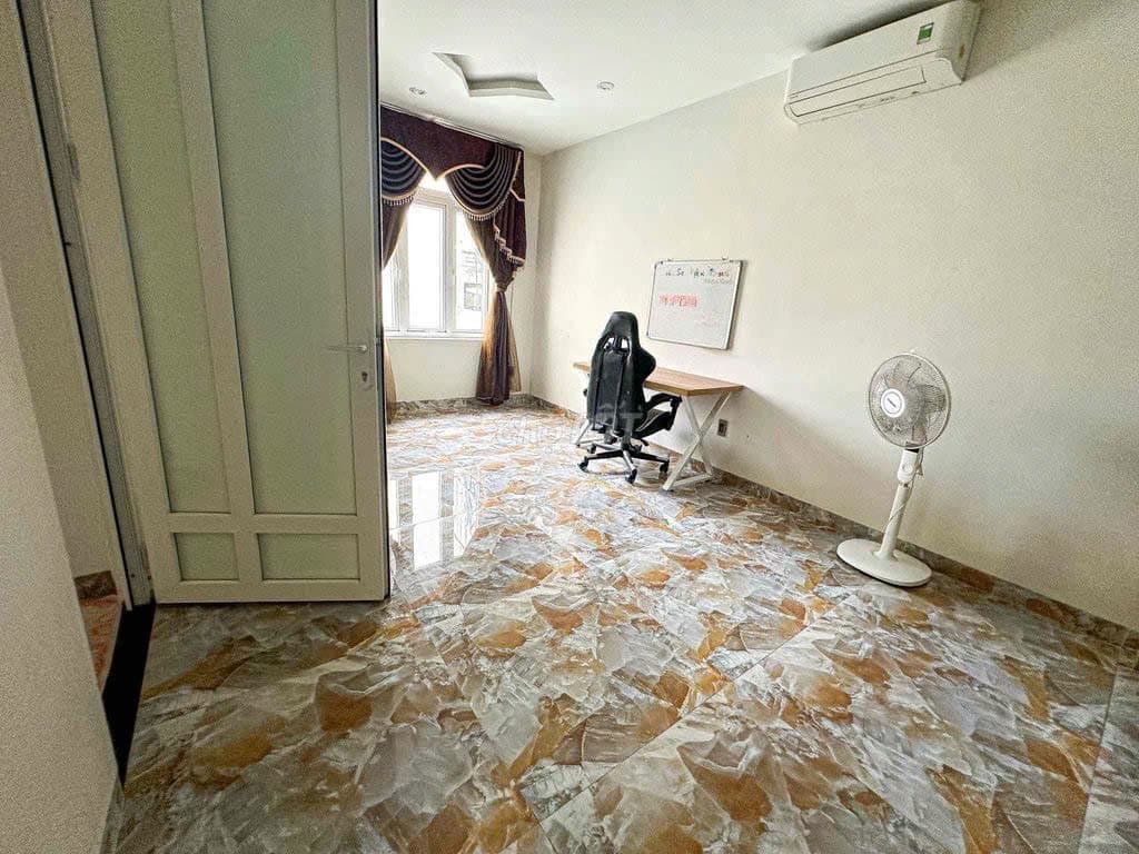 Biệt thự 3 tầng có sân vườn xanh mát tại Phú Lộc 1, phù hợp để ở hoặc làm văn phòng