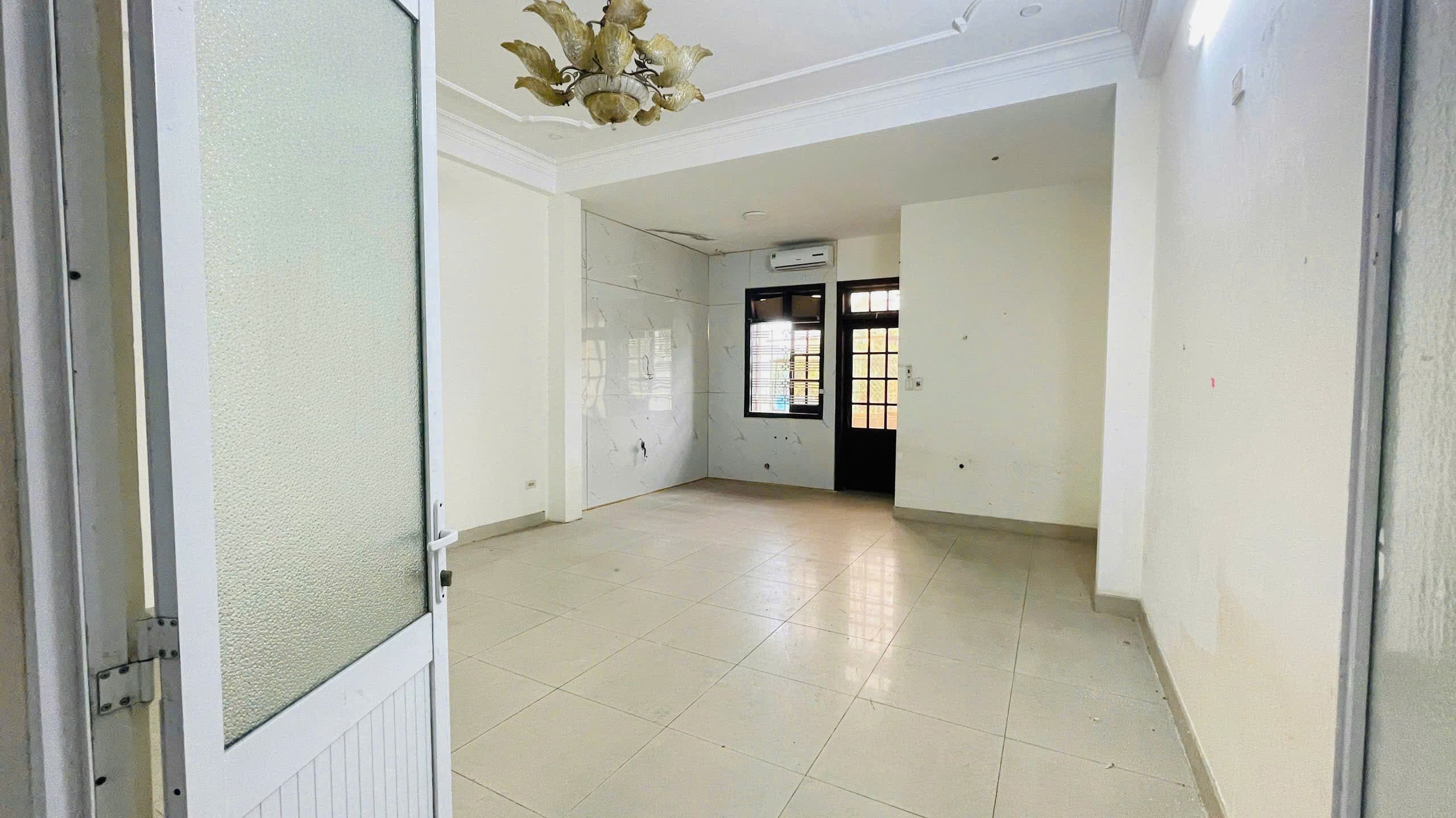Nhà nguyên căn mặt tiền đường 3 tháng 2, diện tích 125m2, phù hợp làm văn phòng hoặc trung tâm giáo dục