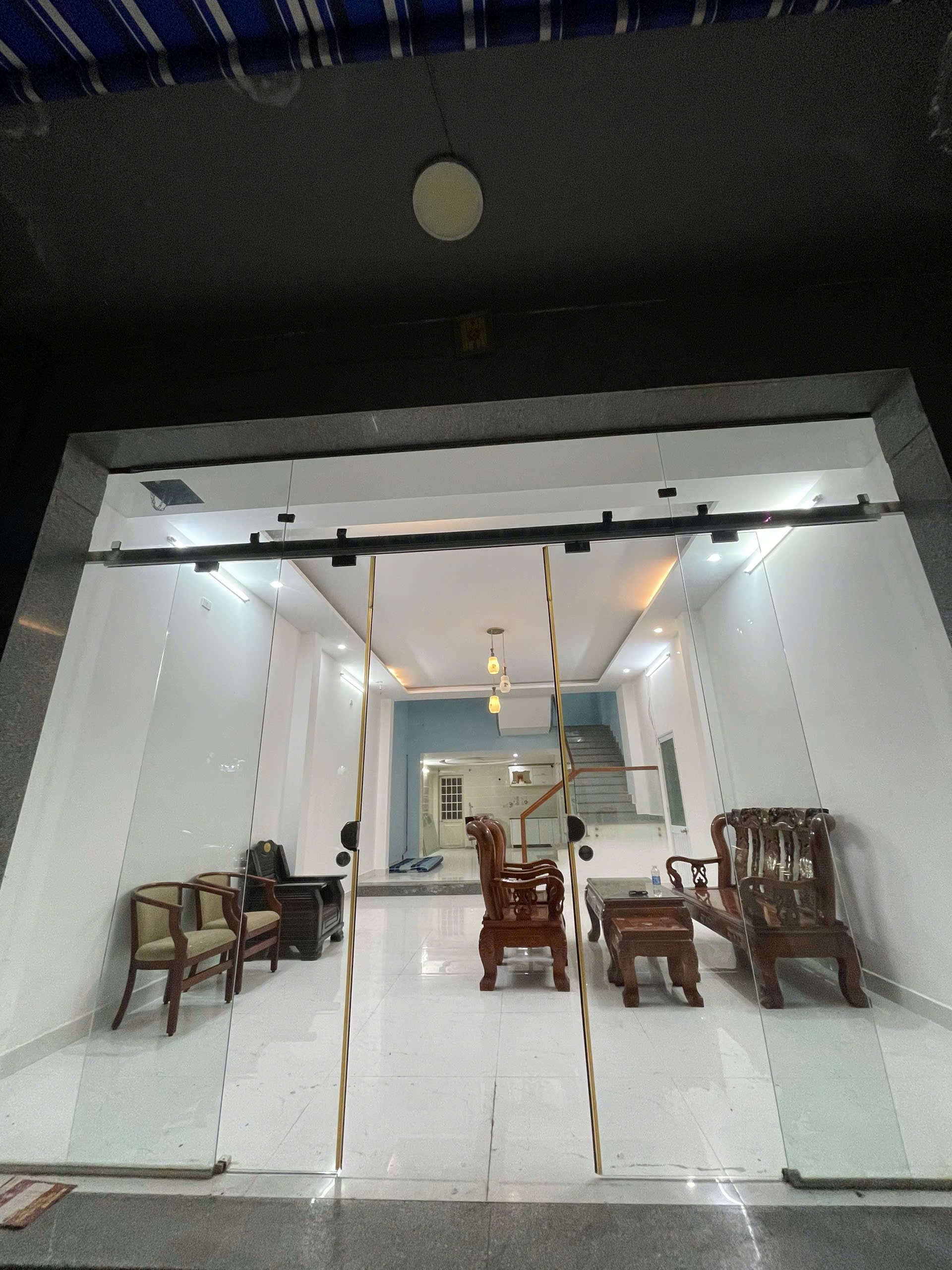 Nhà nguyên căn 3 tầng mặt tiền Bế Văn Đàn, diện tích sử dụng 179m2