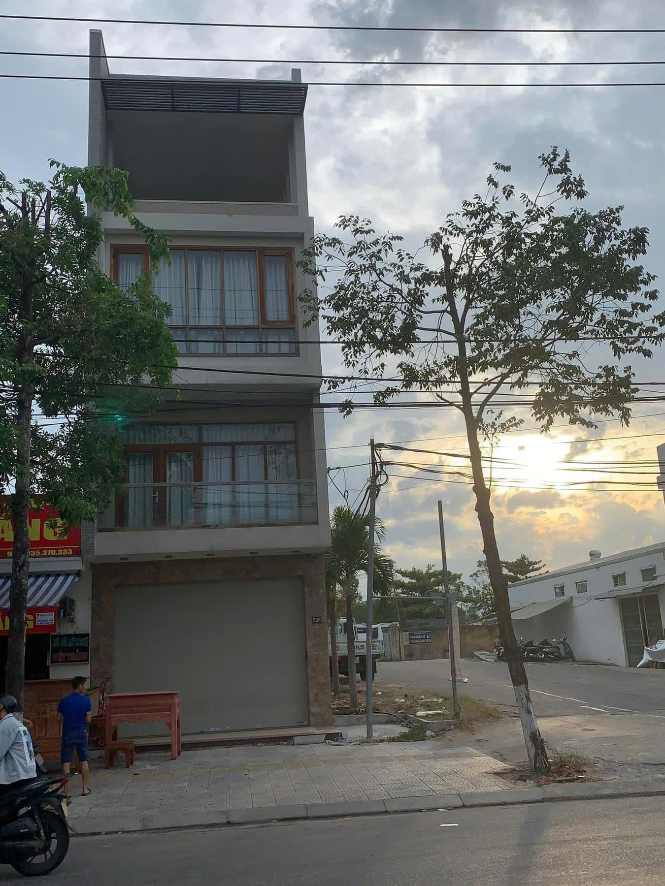 Nhà nguyên căn NGUYỄN HỮU THỌ 4 tầng, có giếng trời và nhà cấp 4 phía sau