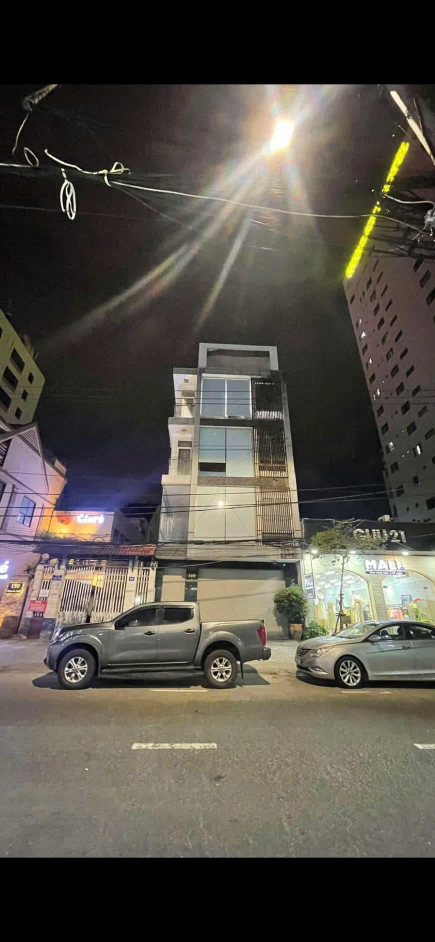 Nhà 5 tầng có thang máy, diện tích 141m2, phù hợp làm văn phòng hoặc để xe tại Phan Châu Trinh