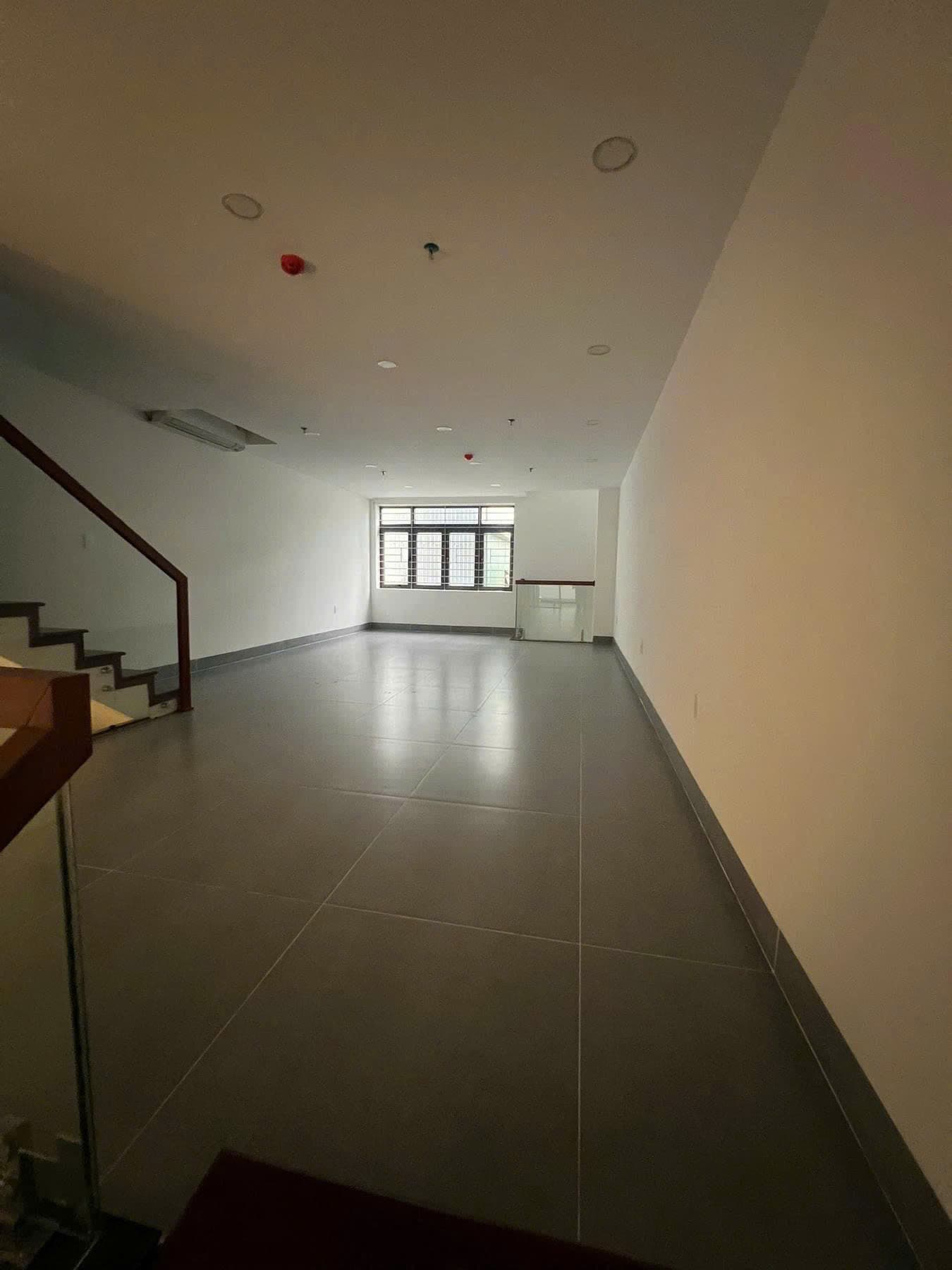 Mặt bằng kinh doanh 121m2 mỗi tầng, có thang máy, phù hợp văn phòng tại Nguyễn Phong Sắc