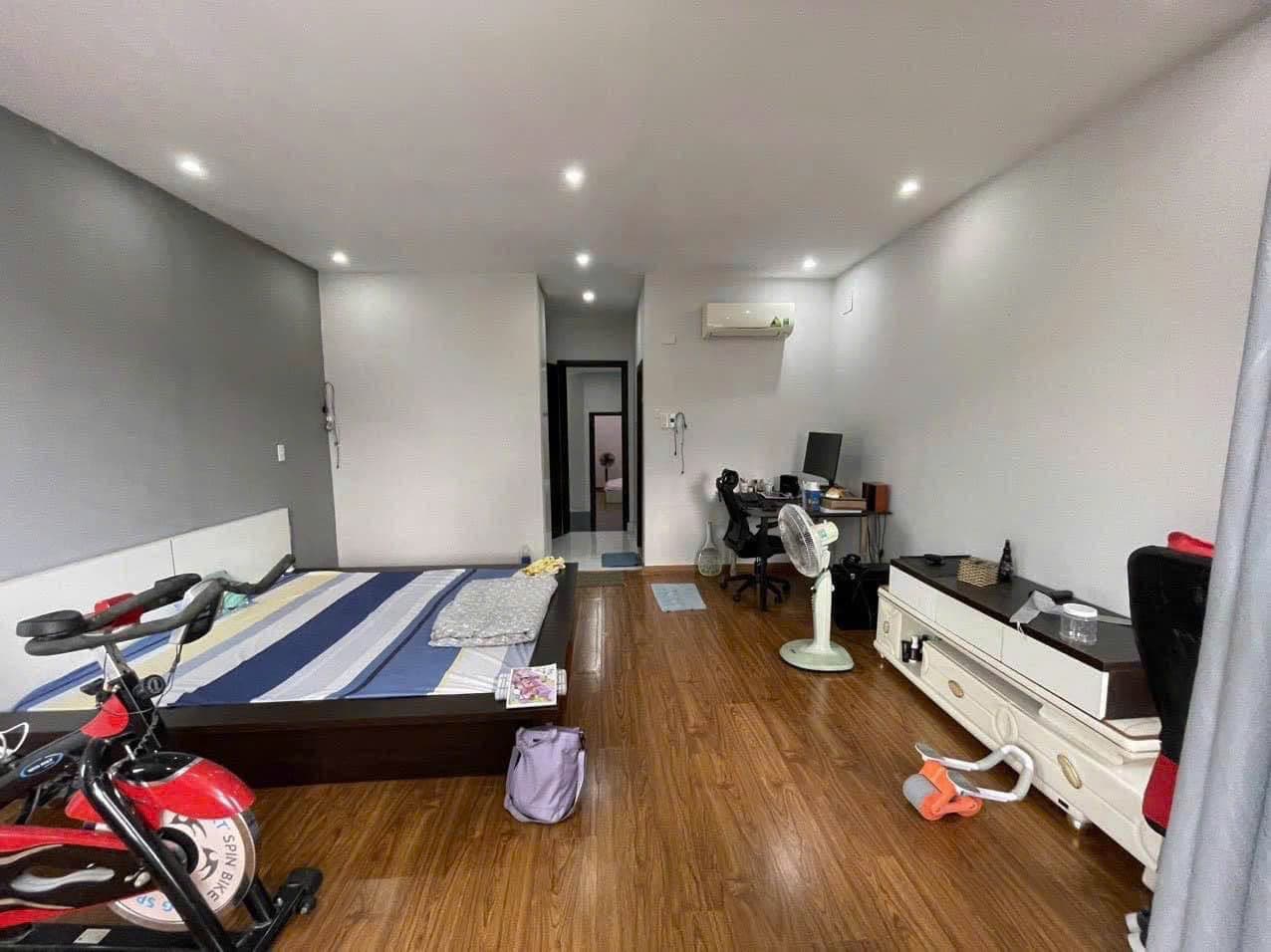 Nhà nguyên căn 3 tầng đường 5m5 Phạm Sư Mạnh