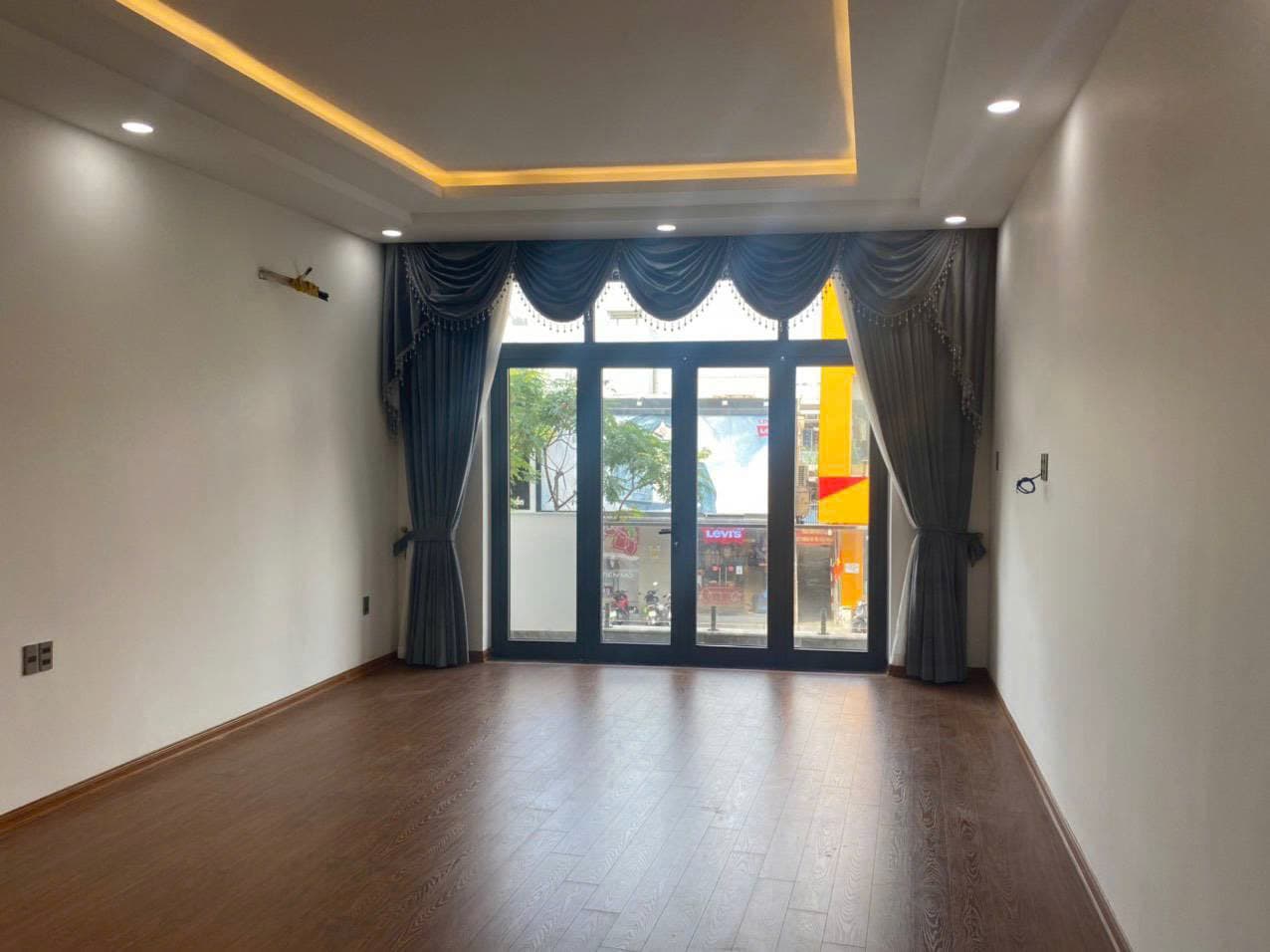 Nhà nguyên căn 4 tầng đường Lê Duẩn