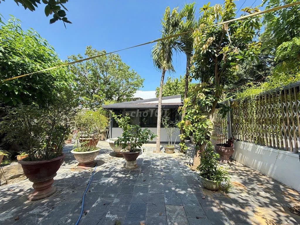 Mặt bằng sân vườn 230m2 3 mặt tiền Nguyễn Khuyến, phù hợp kinh doanh cafe và văn phòng