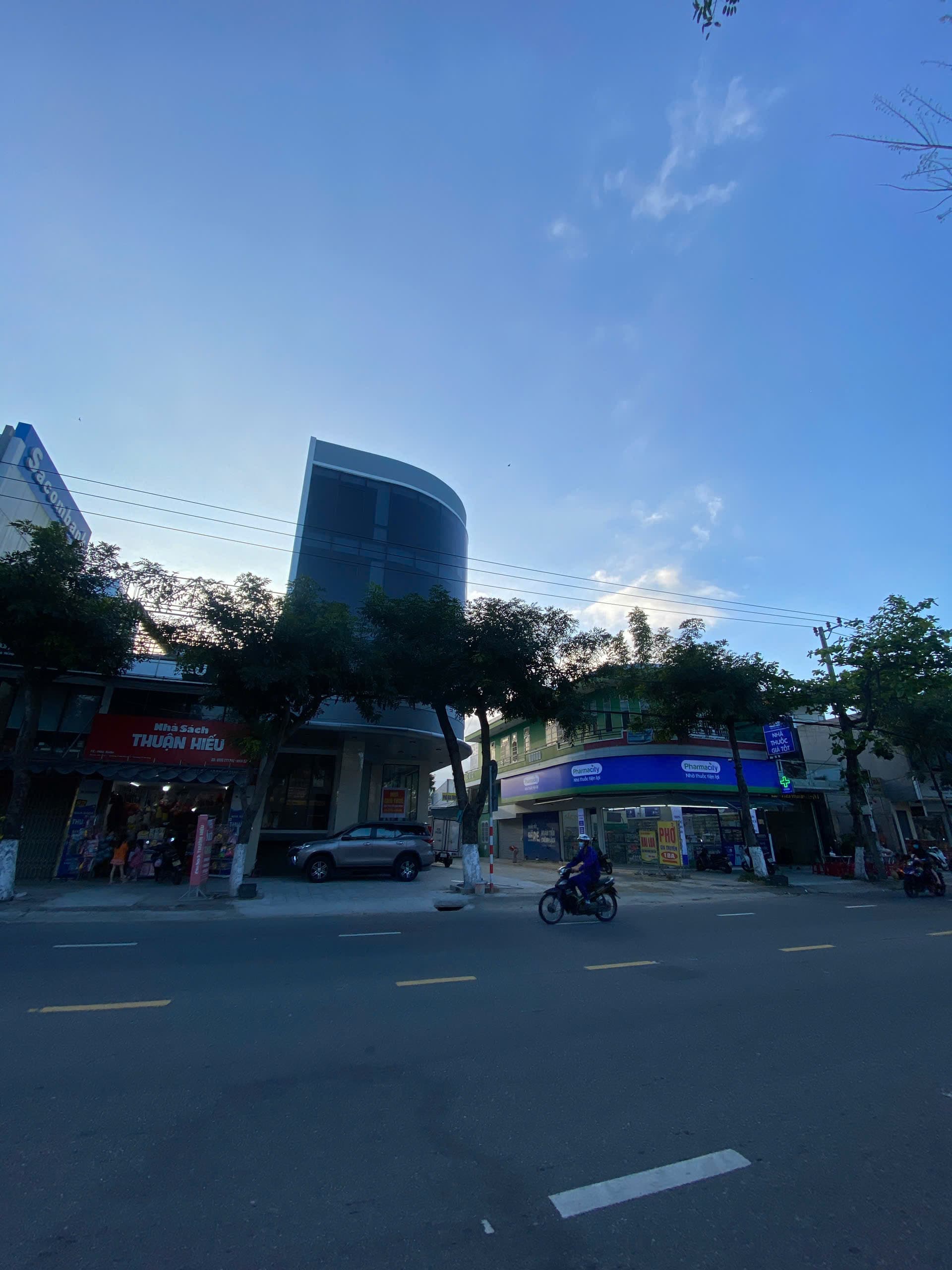 Tòa nhà 4 tầng lô góc Phạm Hùng - Nguyễn Văn Xuân, diện tích 180m2/sàn